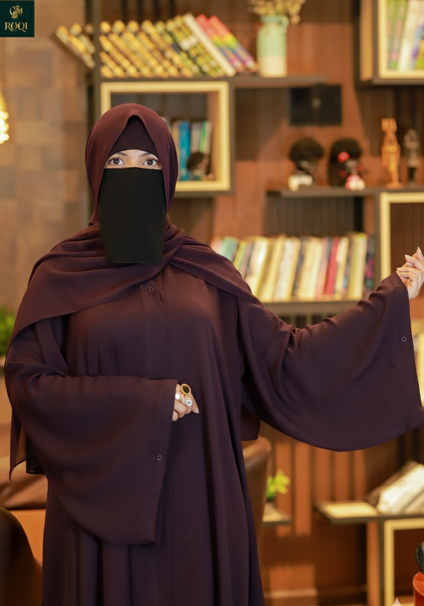 عباية كلوش كم واسع مع اسورة بكبسونة والصدر مفتوح بباندة مخفي داخلة سوستة لزيادة الحشمة