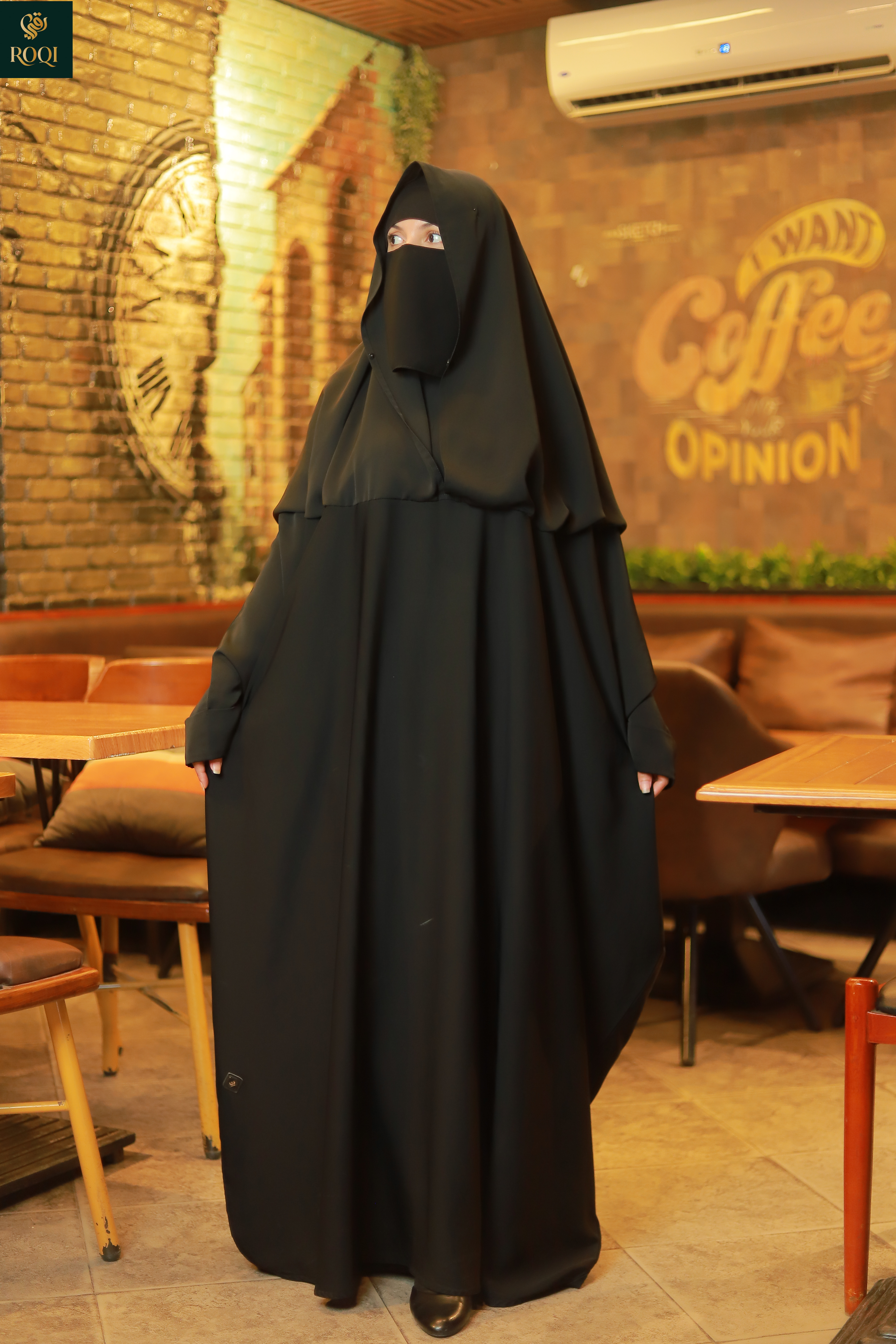 بشت كتف مع غطاء رأس مثبتة مع البشت واسورة مقلوبة والصدر مقفول بفتحة صغيرة من اعلي ب كبسونة