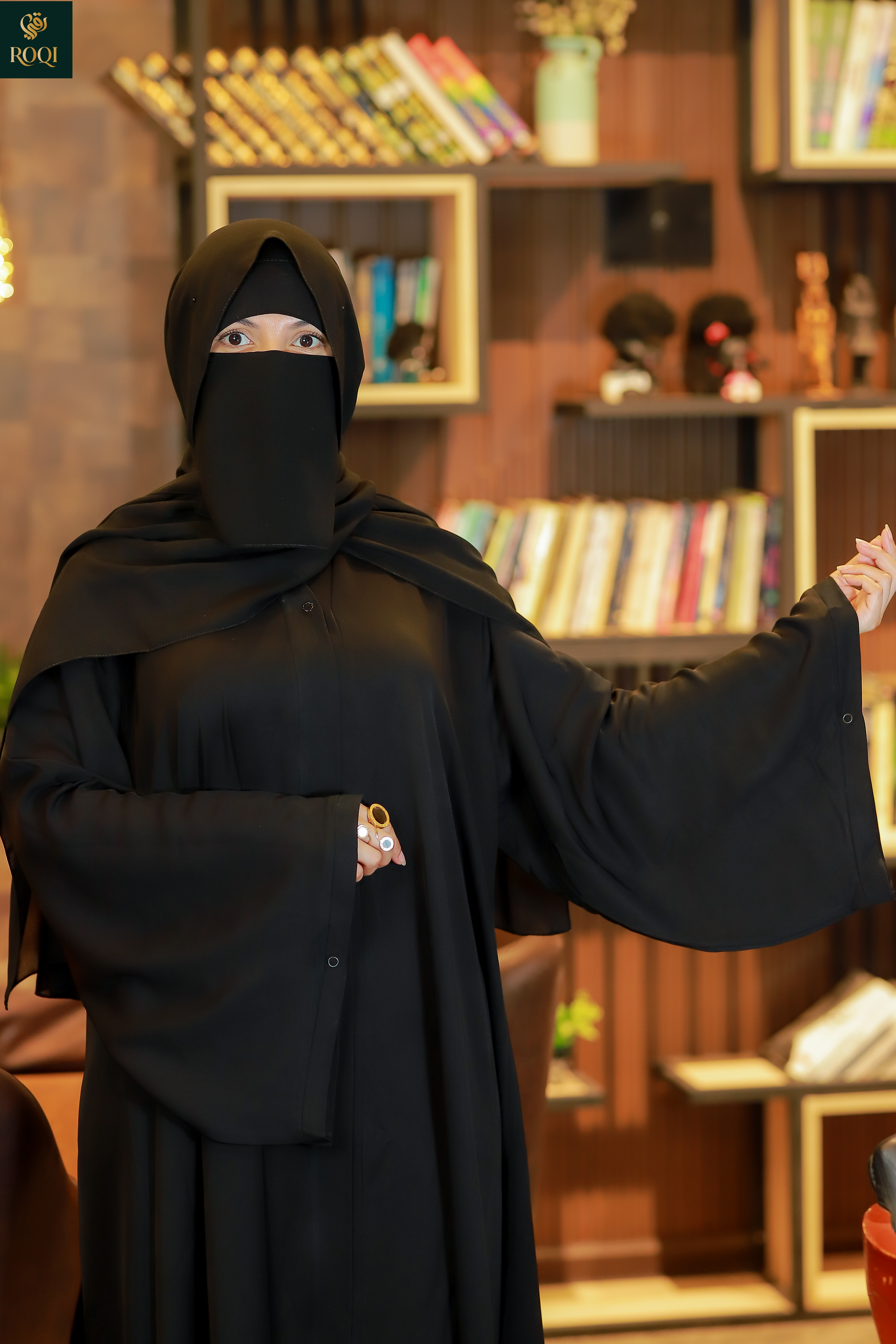 عباية كلوش كم واسع مع اسورة بكبسونة والصدر مفتوح بباندة مخفي داخلة سوستة لزيادة الحشمة