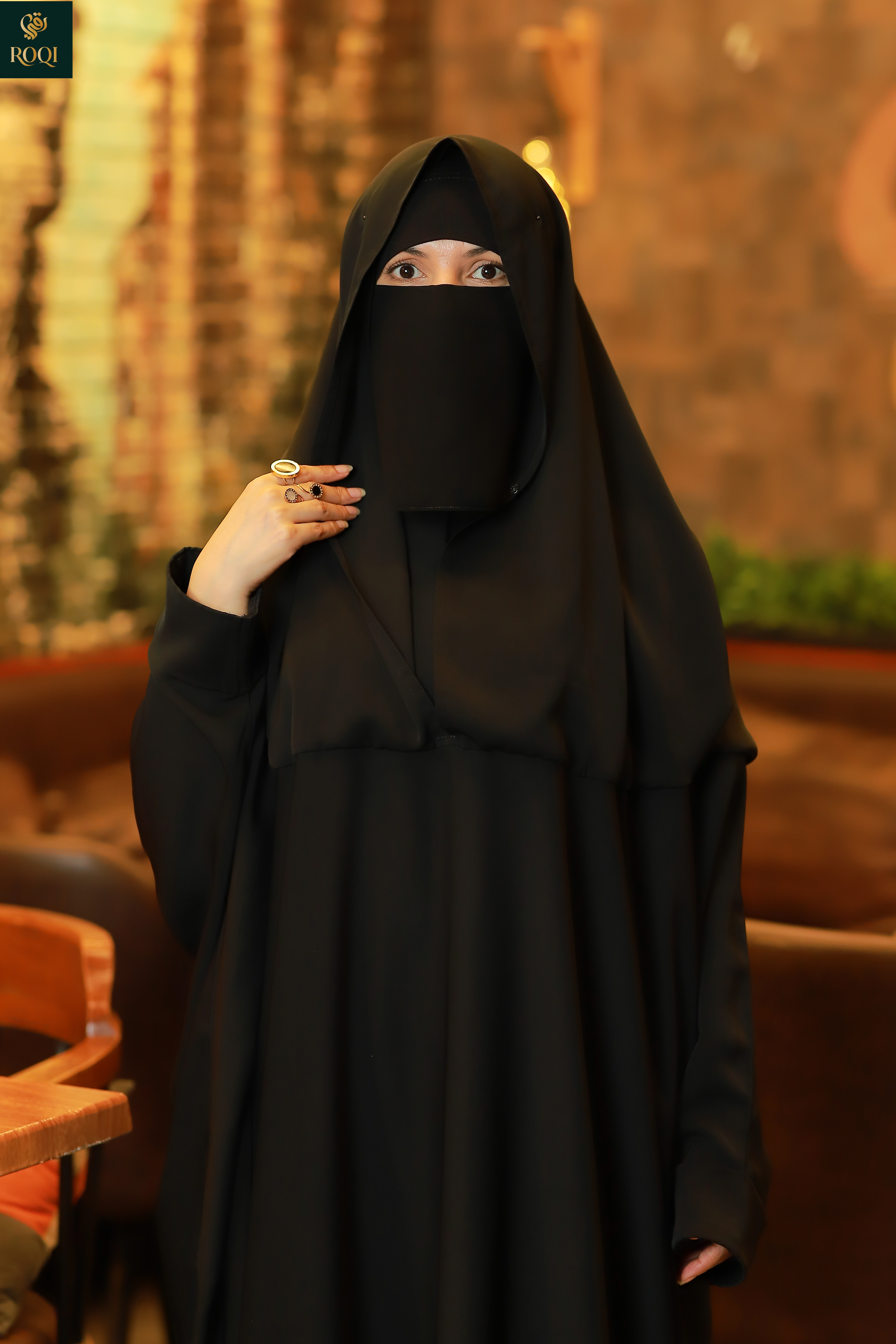 بشت كتف مع غطاء رأس مثبتة مع البشت واسورة مقلوبة والصدر مقفول بفتحة صغيرة من اعلي ب كبسونة