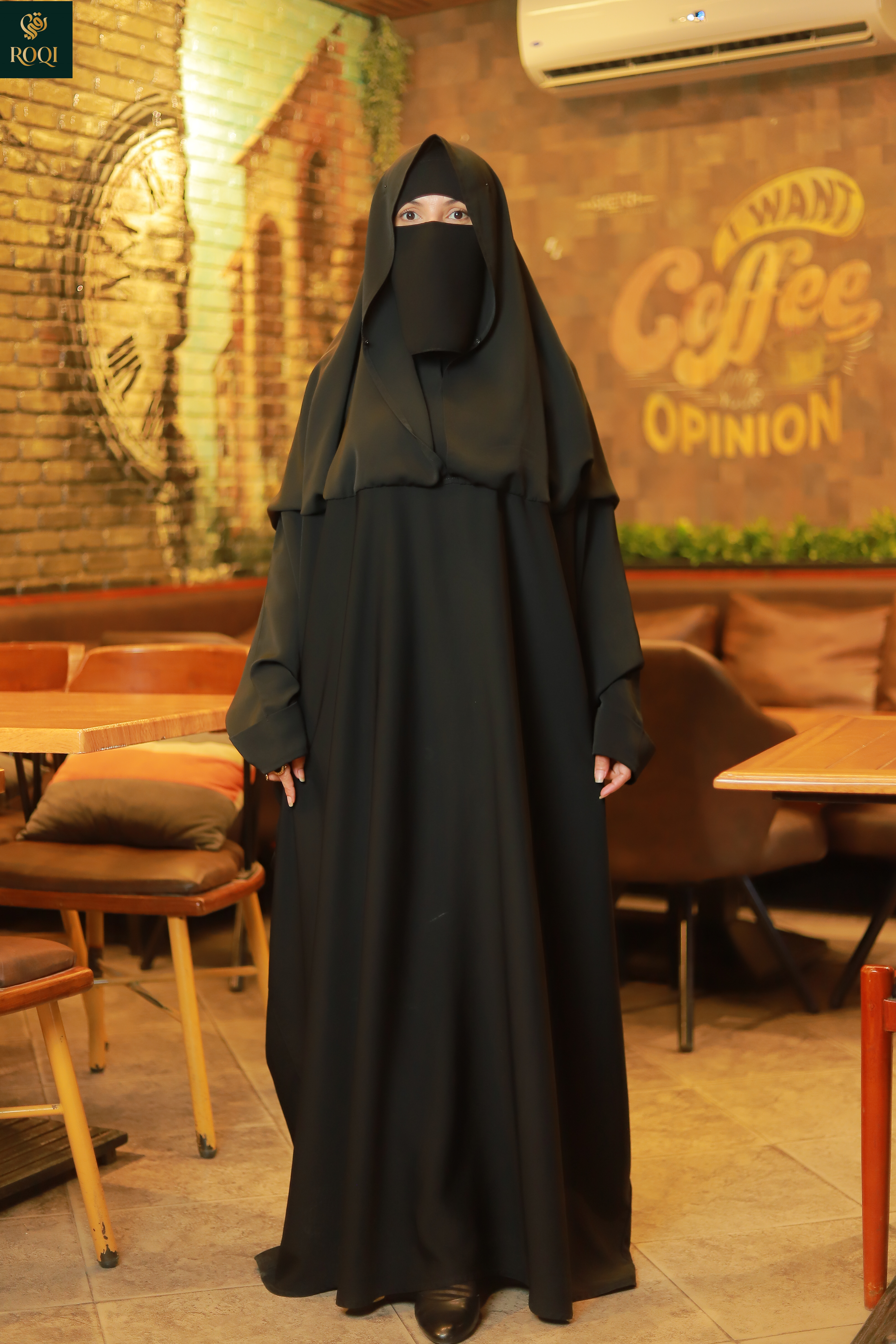 بشت كتف مع غطاء رأس مثبتة مع البشت واسورة مقلوبة والصدر مقفول بفتحة صغيرة من اعلي ب كبسونة