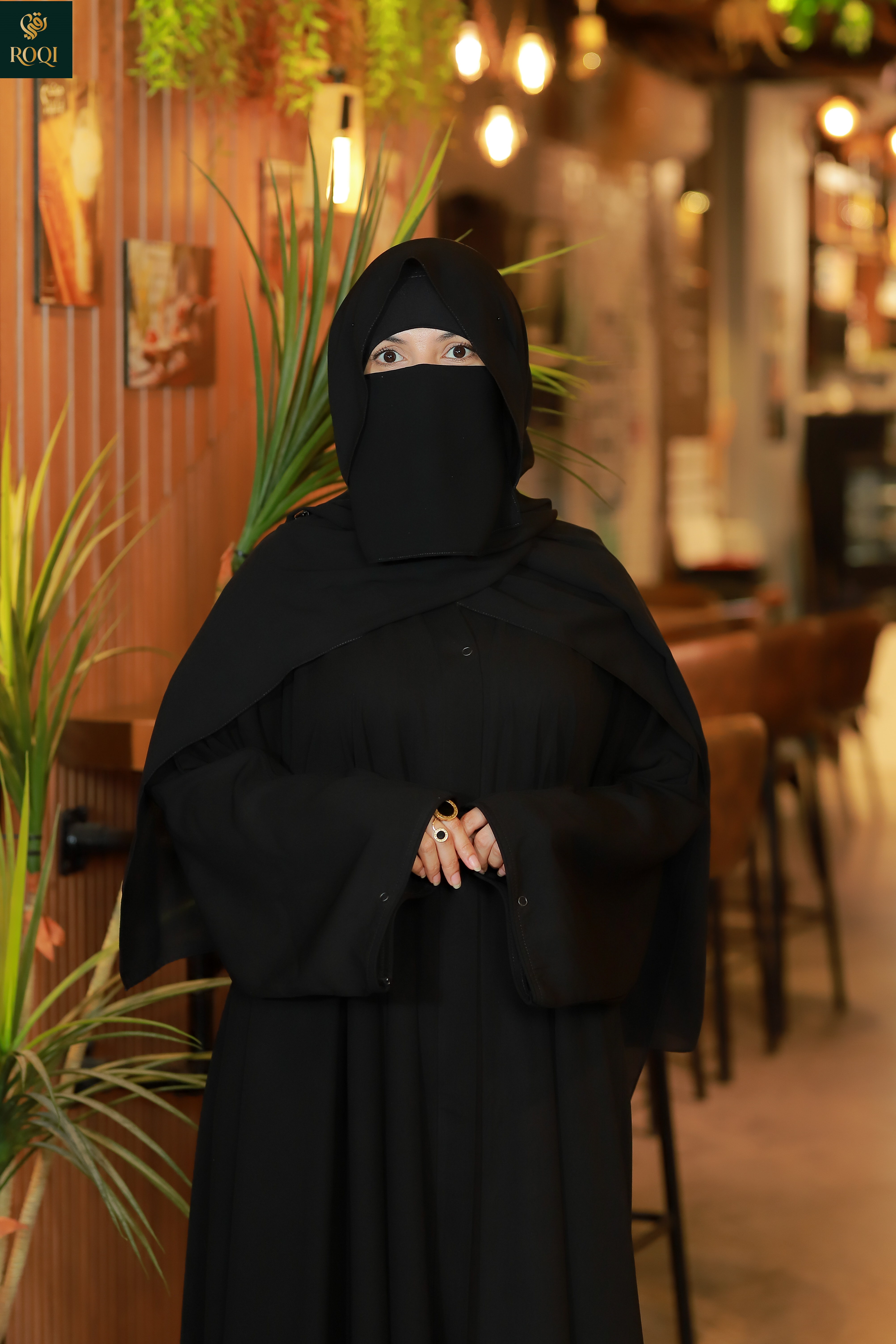 عباية كلوش باندة اماراتي مفتوحة من الصدر بسوستة داخلية مخفية اسفل الباندة. وكم واسع باسورة مقفولة بكبسونة من المنتصف لزيادة الحشمة والجمال