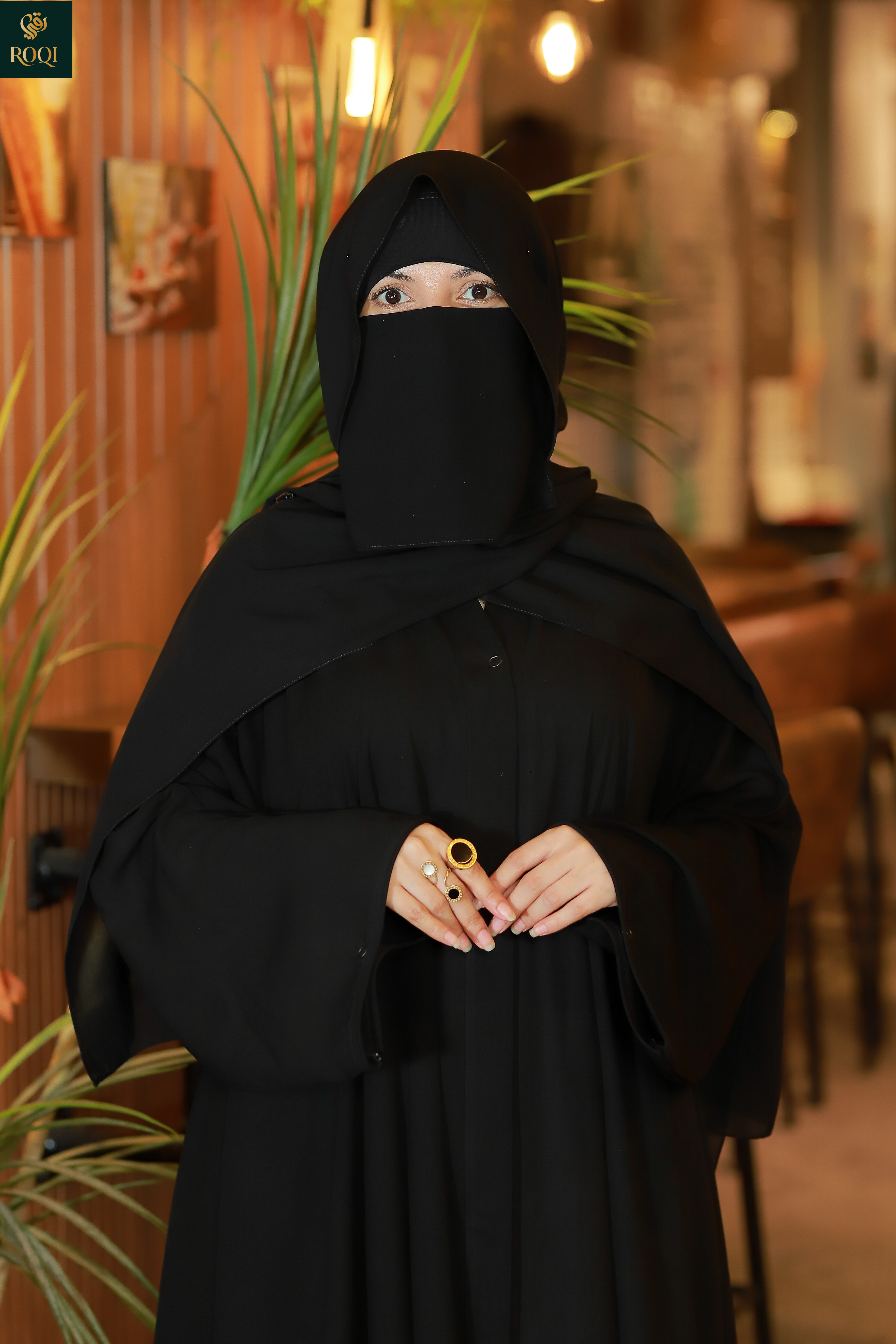 عباية كلوش باندة اماراتي  مفتوحة من الصدر بسوستة داخلية مخفية اسفل الباندة. وكم واسع باسورة مقفولة بكبسونة من المنتصف لزيادة الحشمة والجمال