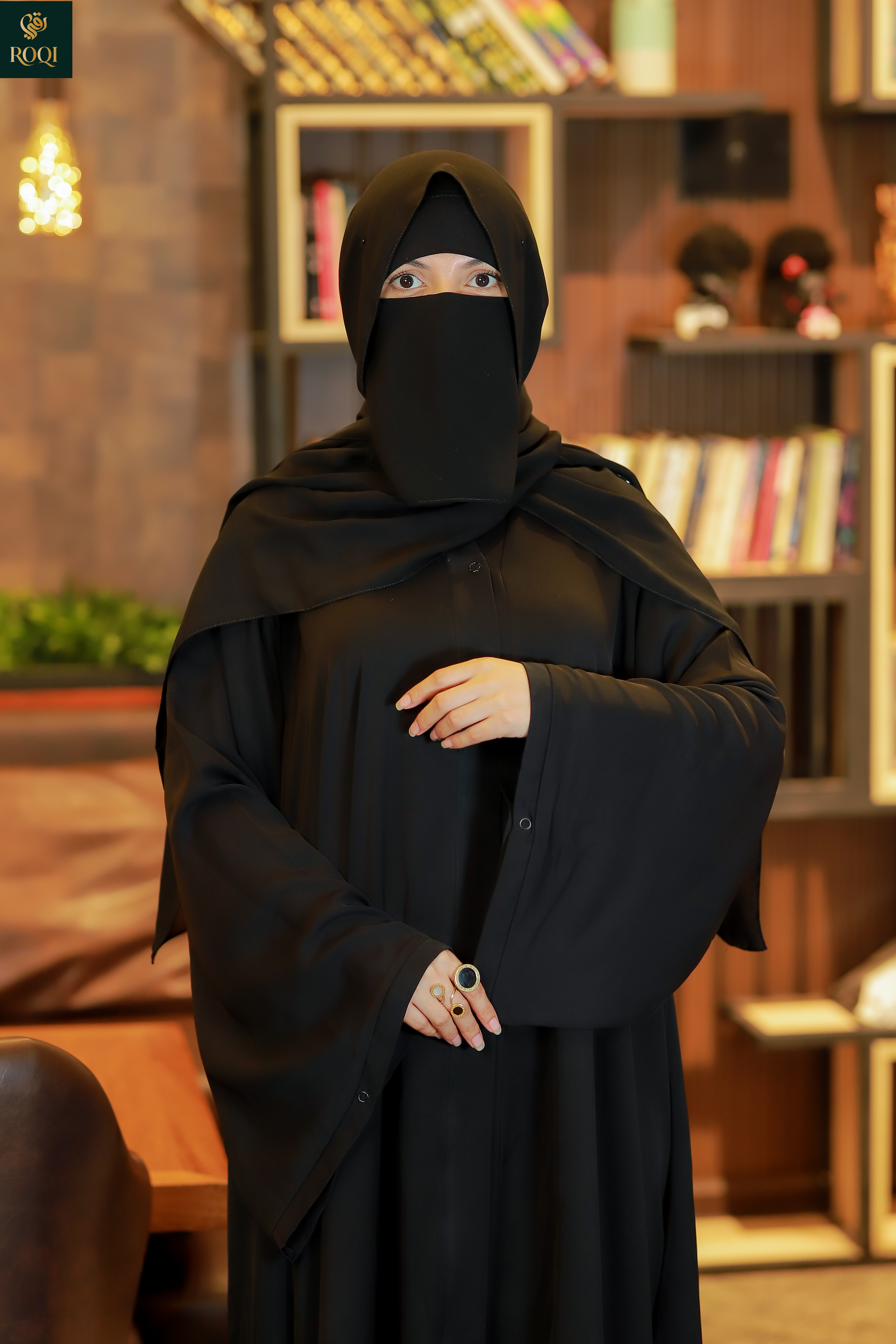عباية كلوش كم واسع مع اسورة بكبسونة والصدر مفتوح بباندة مخفي داخلة سوستة لزيادة الحشمة