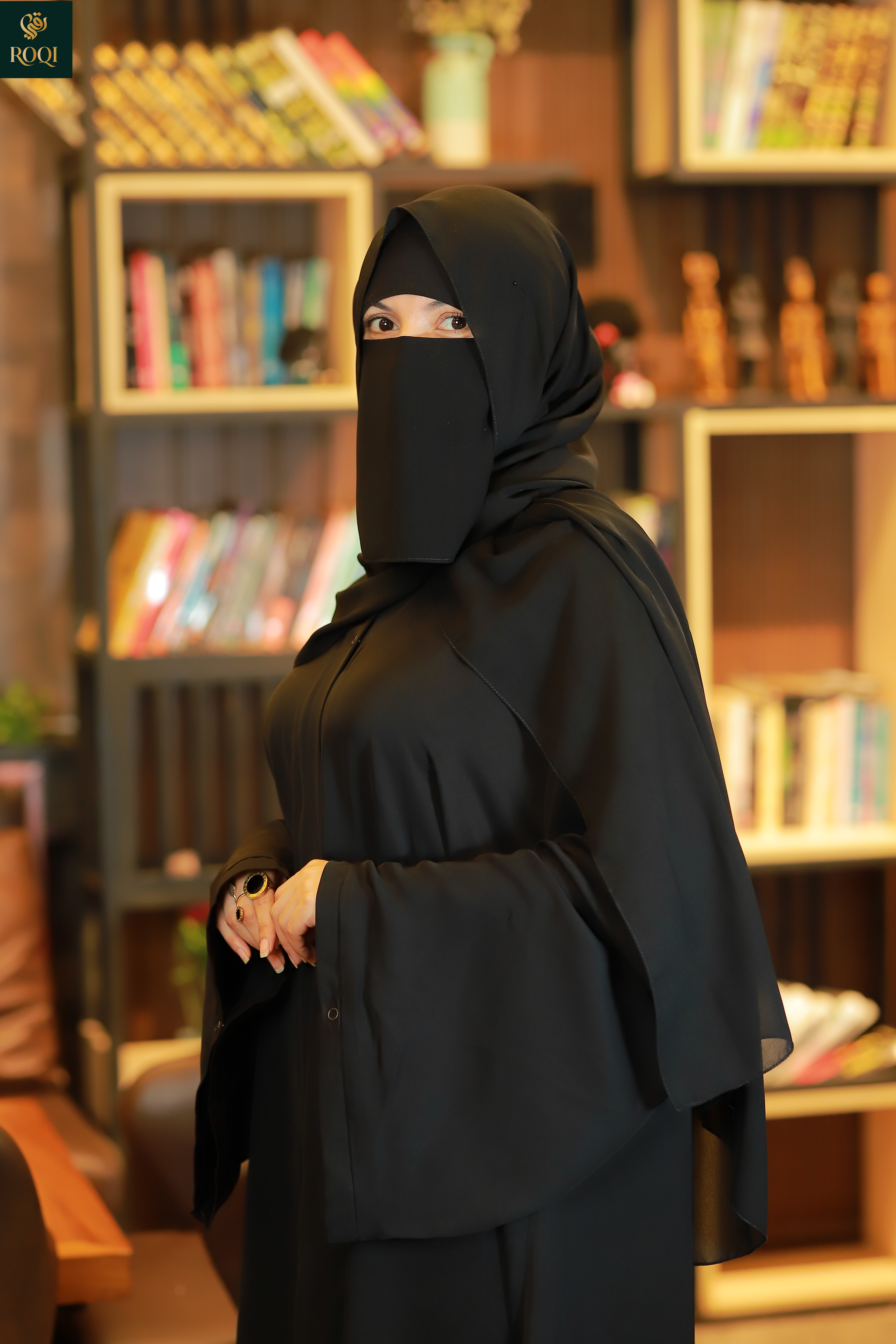 عباية كلوش كم واسع مع اسورة بكبسونة والصدر مفتوح بباندة مخفي داخلة سوستة لزيادة الحشمة