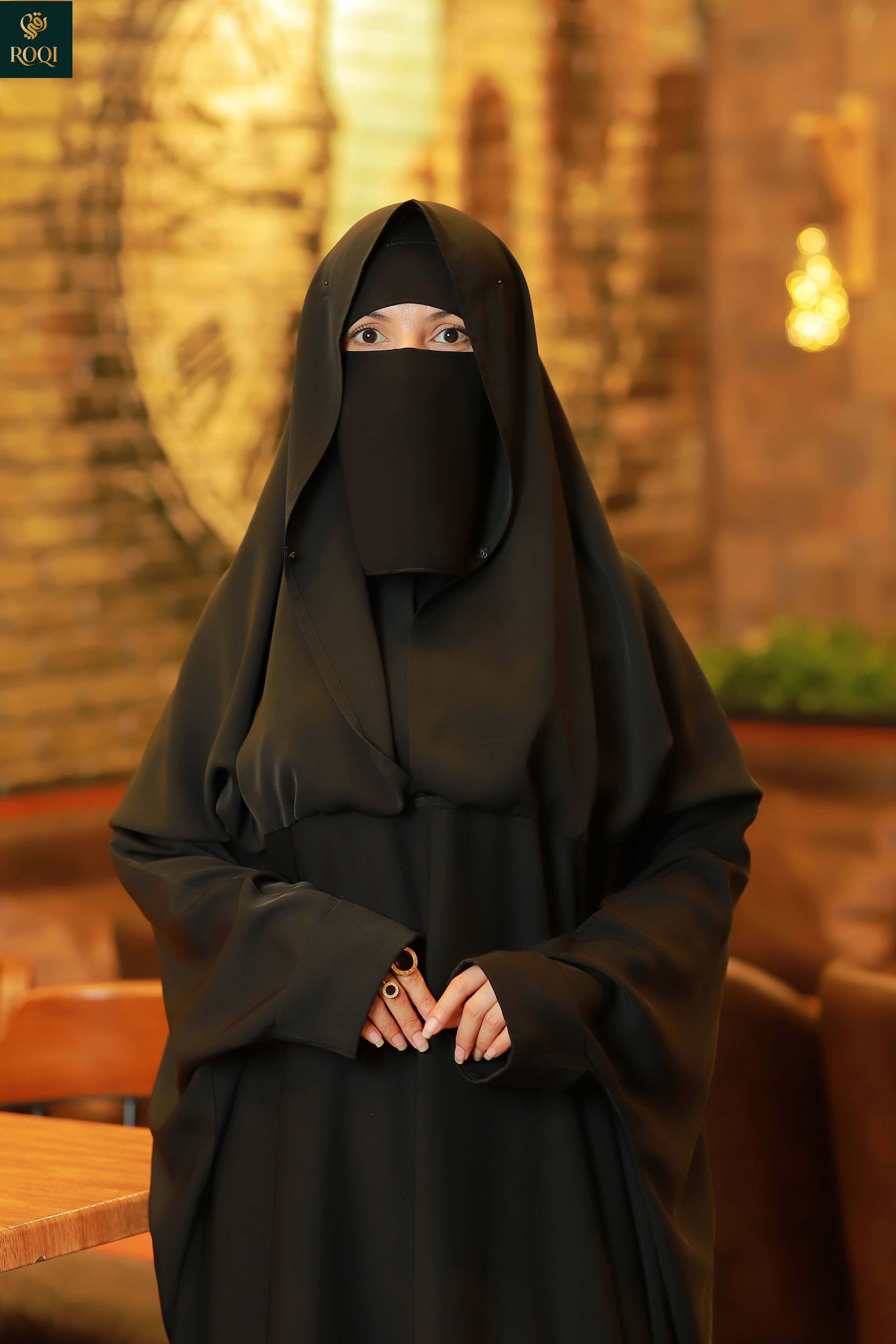 بشت كتف مع غطاء رأس مثبتة مع البشت واسورة مقلوبة والصدر مقفول بفتحة صغيرة من اعلي ب كبسونة