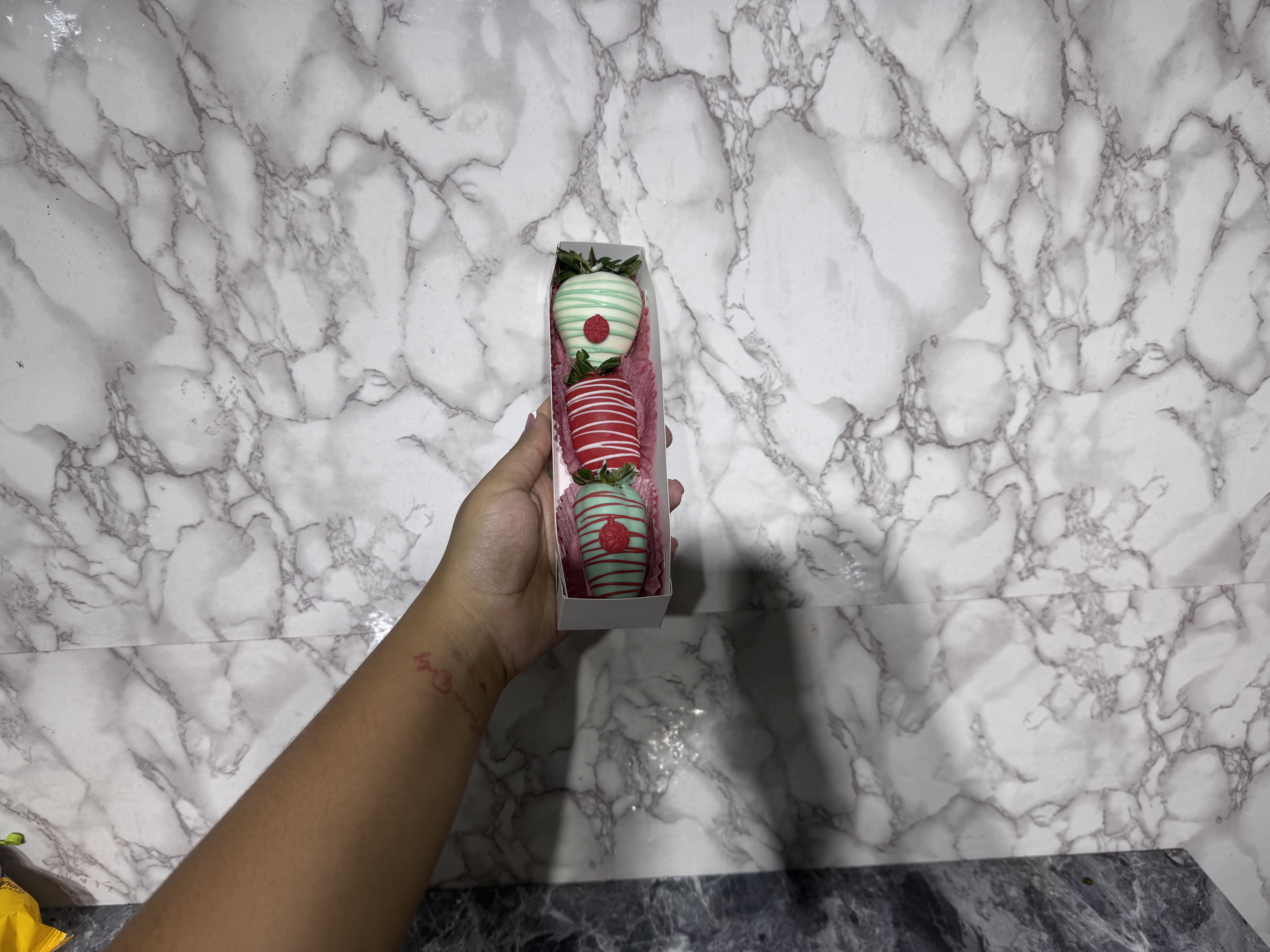 Caja De Fresones Cubiertos De Chocolate x3 - Florería Orly Pereira