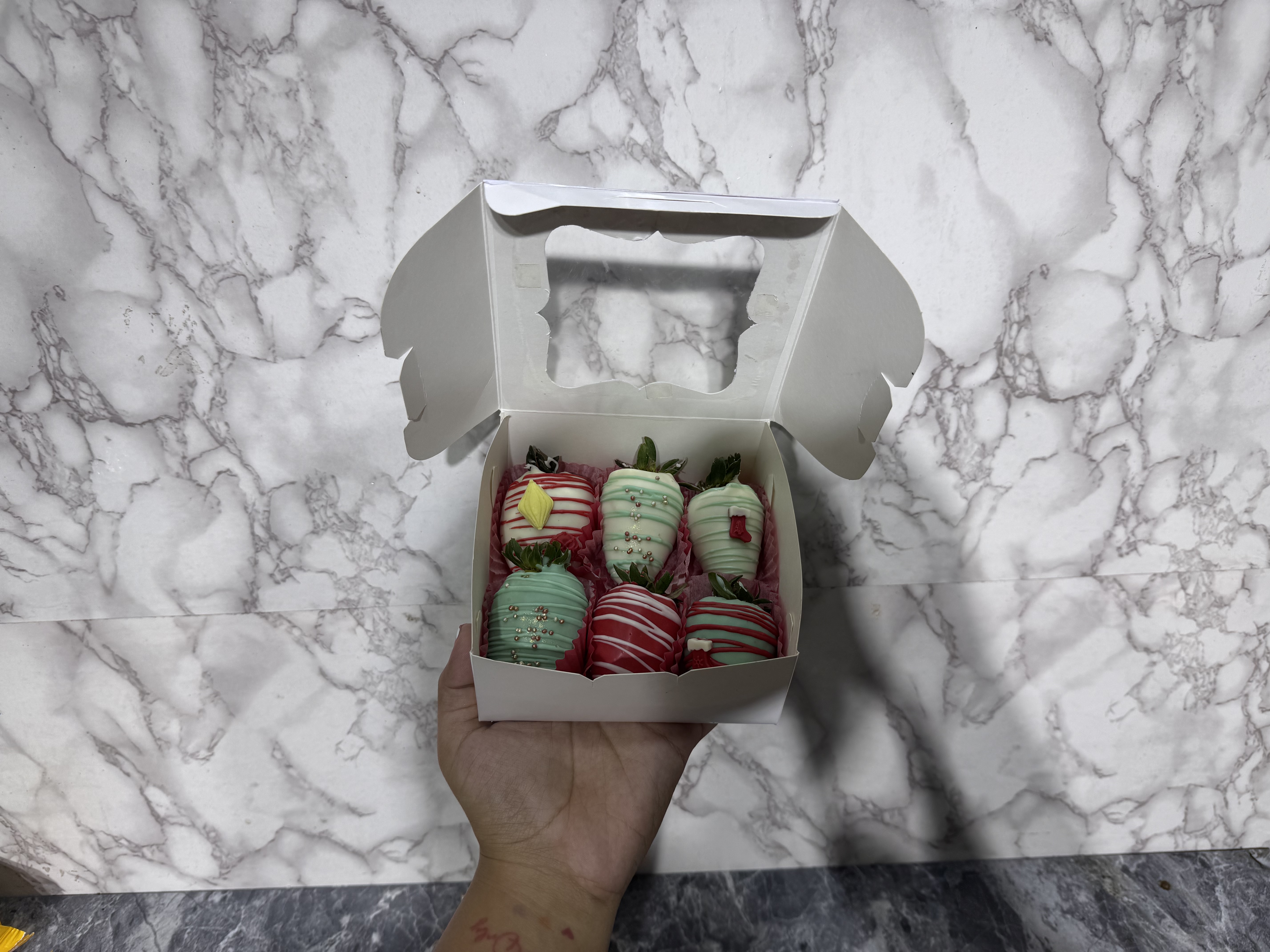 Caja De Fresones Cubiertos De Chocolate x6 - Florería Orly Pereira