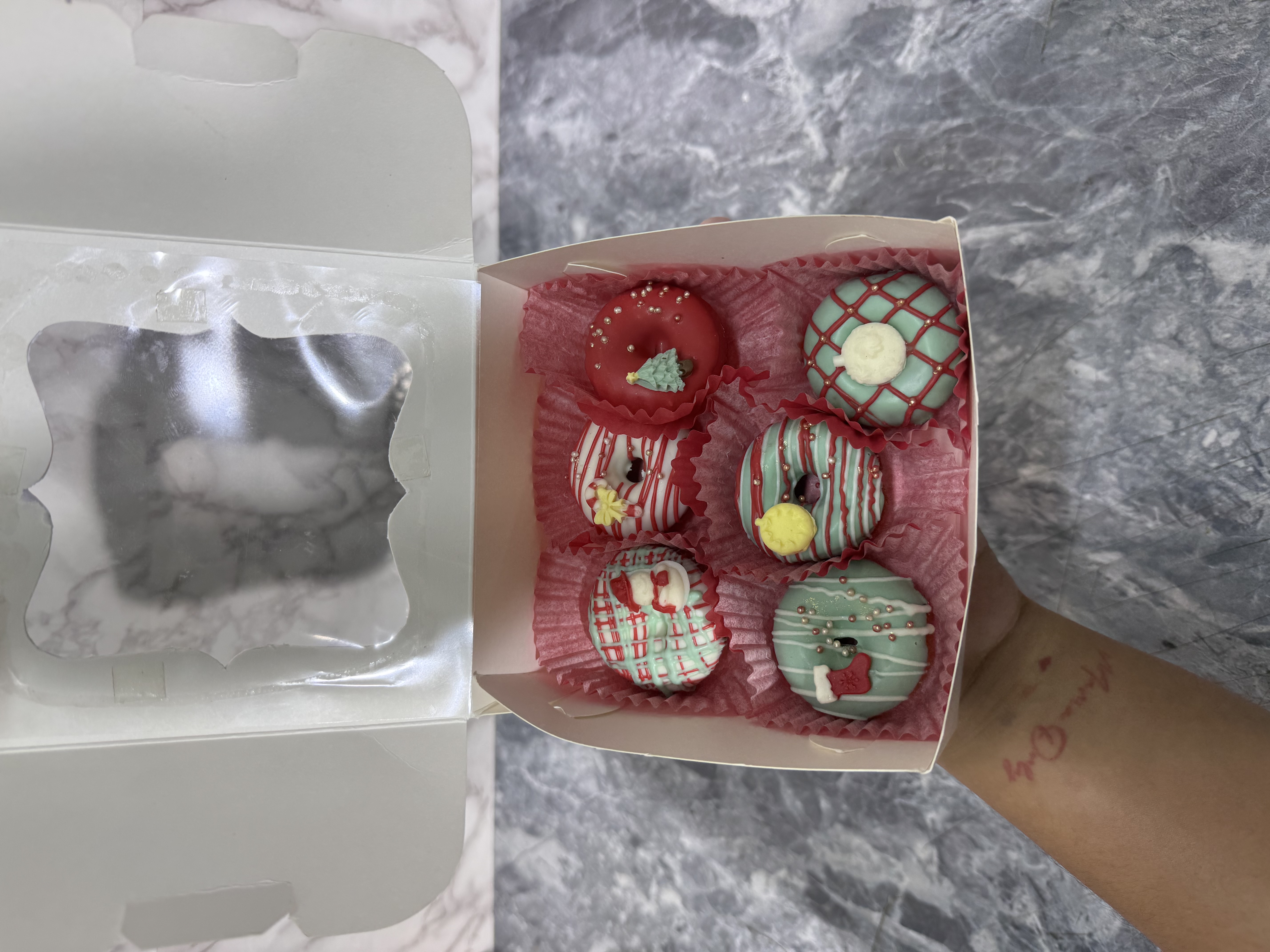 Mini Donitas Navideñas x6 - Florería Orly Pereira