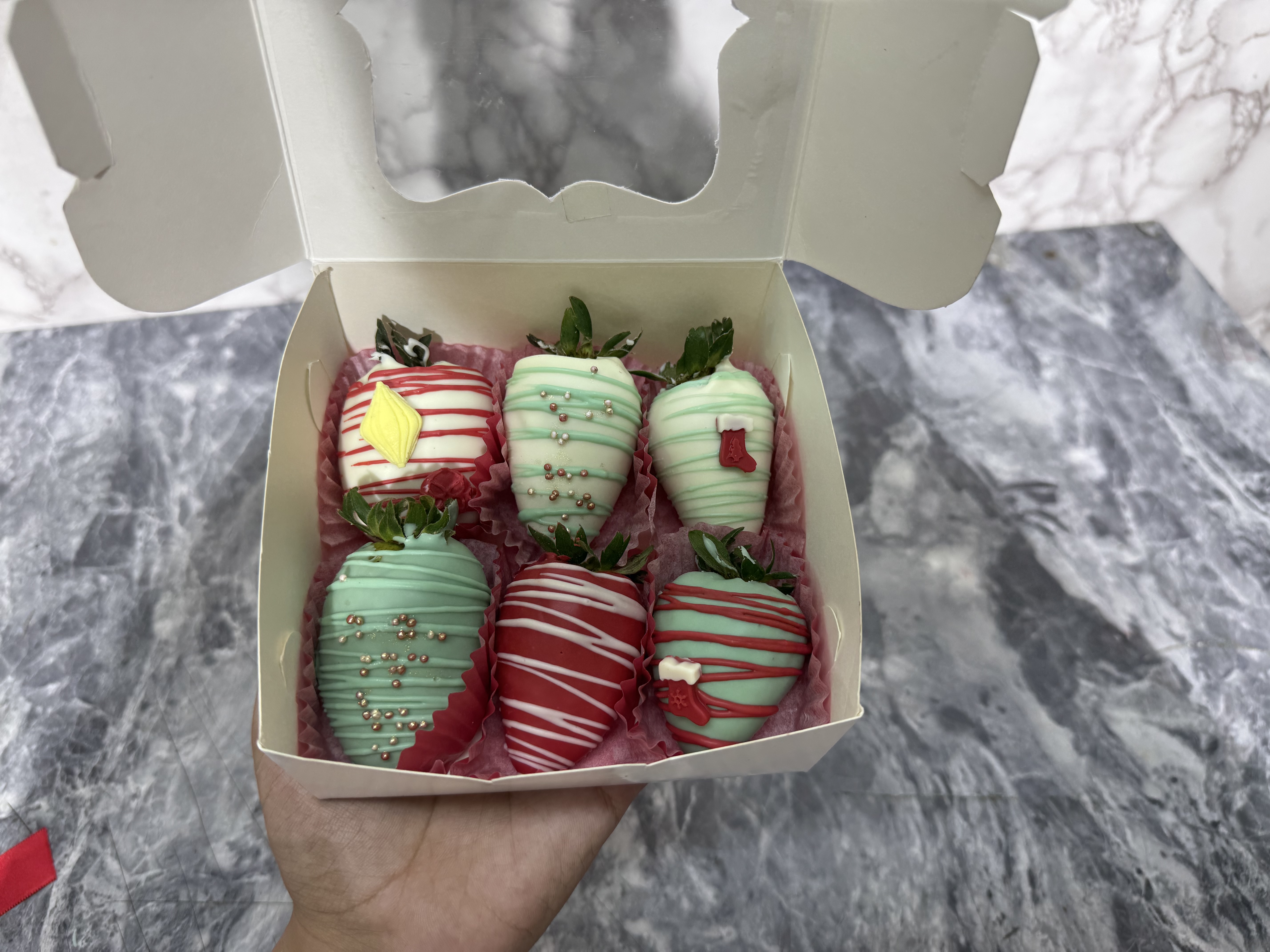 Caja De Fresones Cubiertos De Chocolate x6 - Florería Orly Pereira