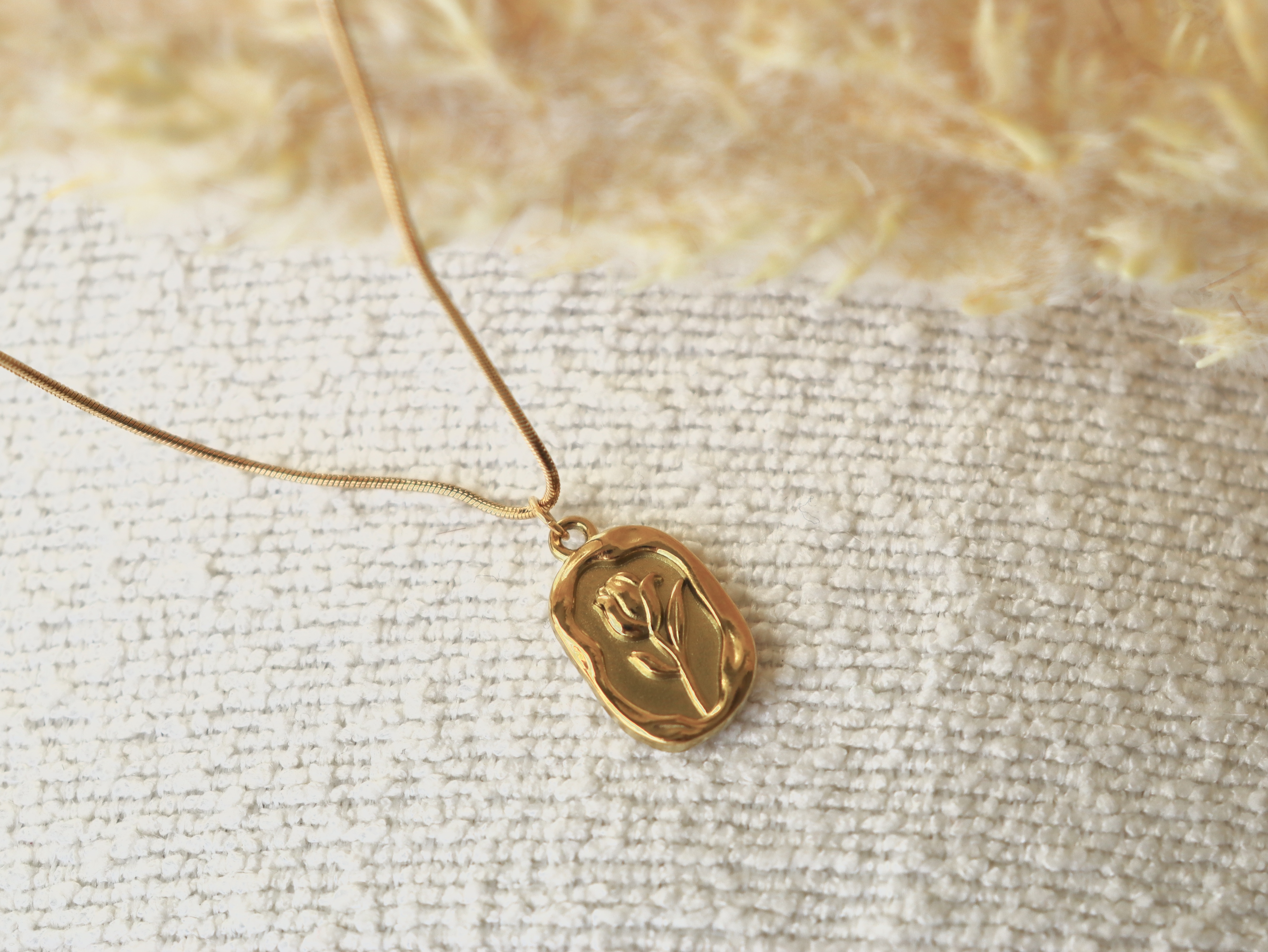 Gold Flower Pendant Necklace