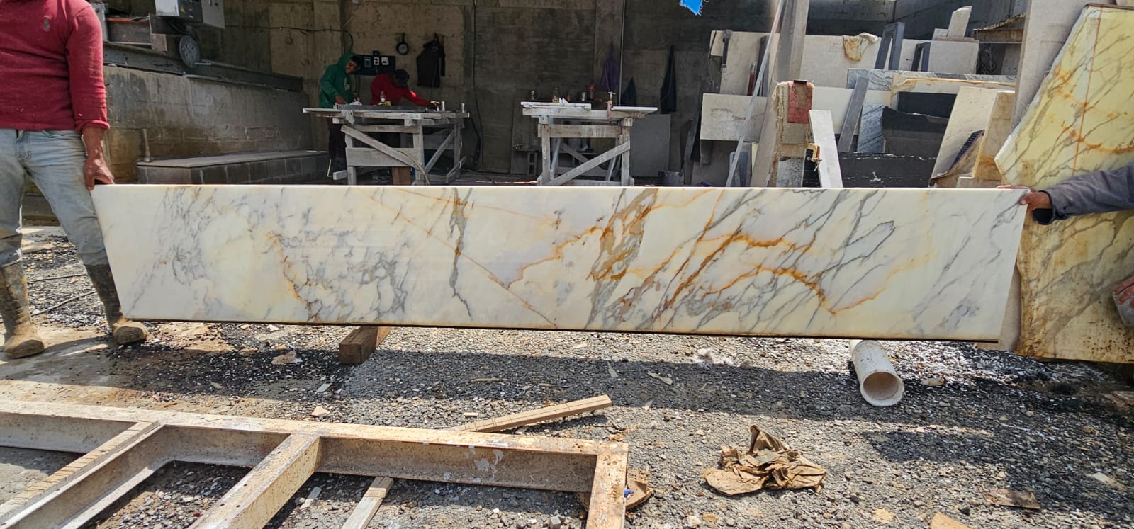 Mármol Calacatta Oro en medidas de 333 cm por 53 cm