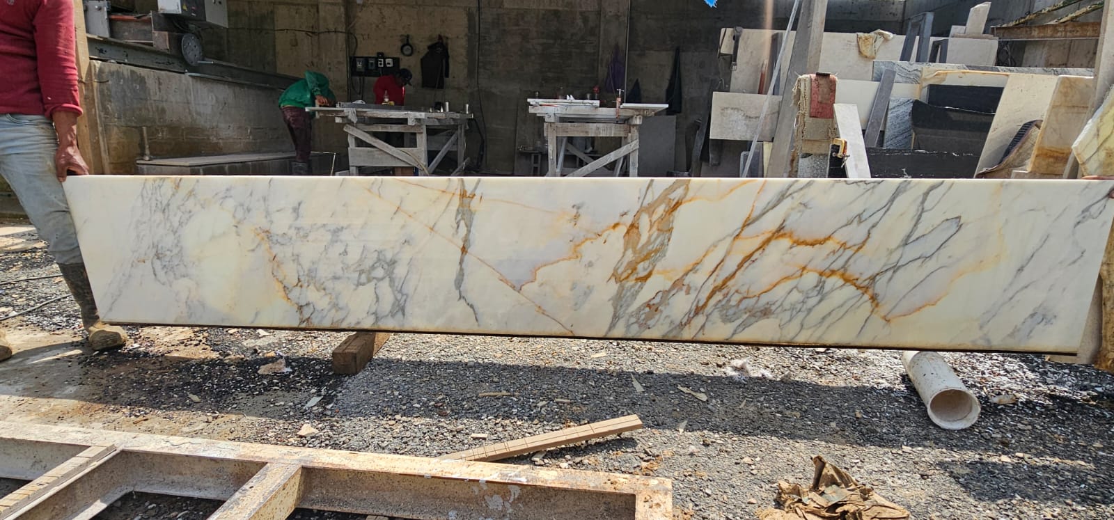 Mármol Calacatta Oro en medidas de 333 cm por 53 cm