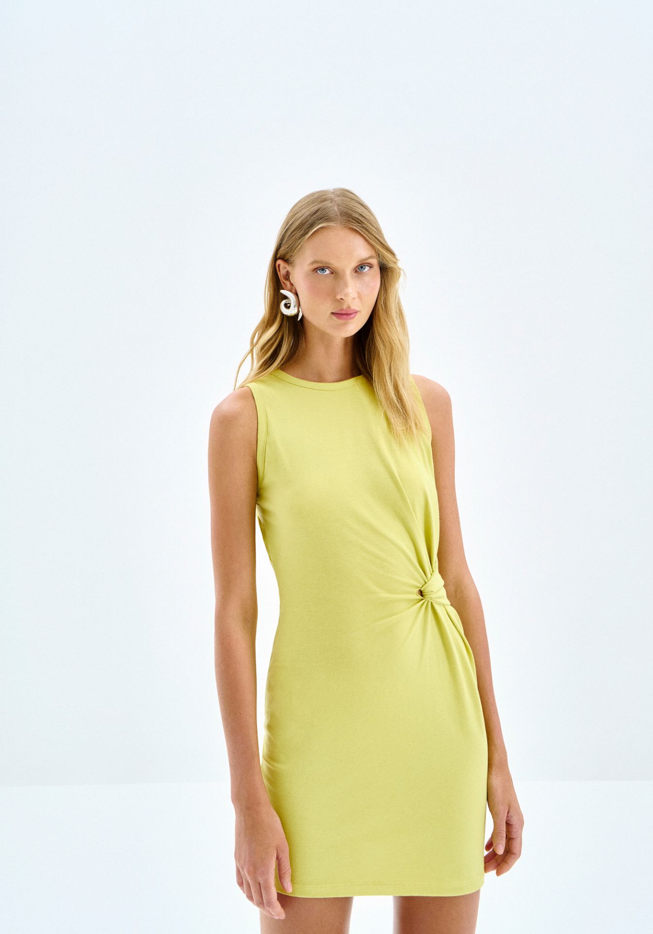 Vestido corto de punto con nudo en cintura y estilo elegante