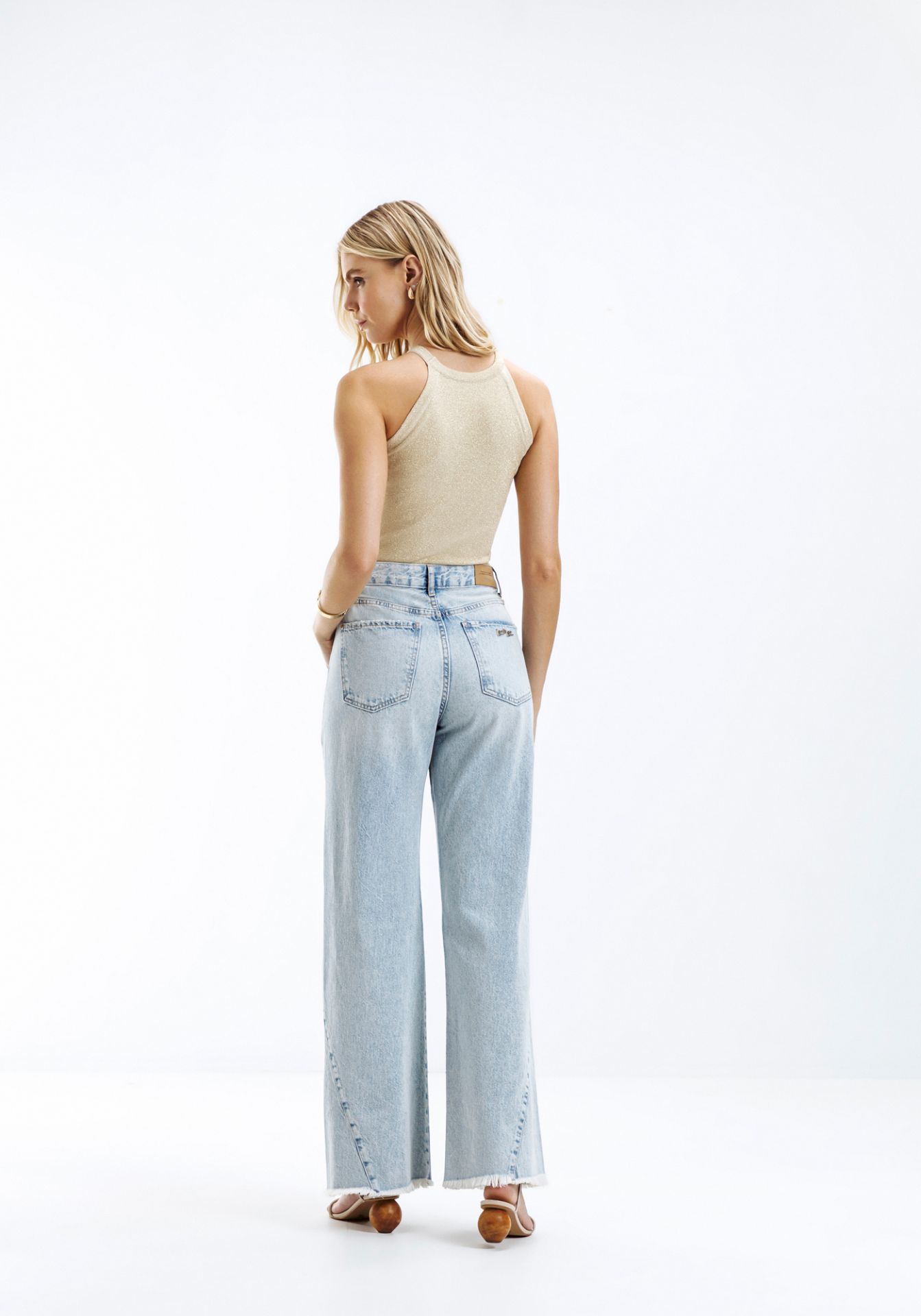 Jeans de pierna ancha con dobladillo deshilachado