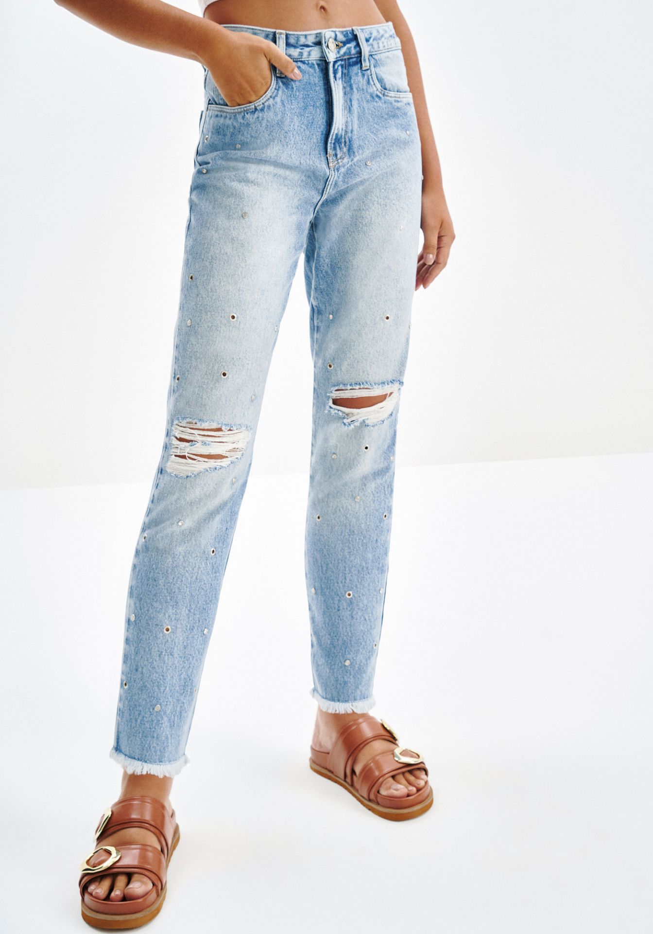 Pantalón mom fit denim con strass estilo urban