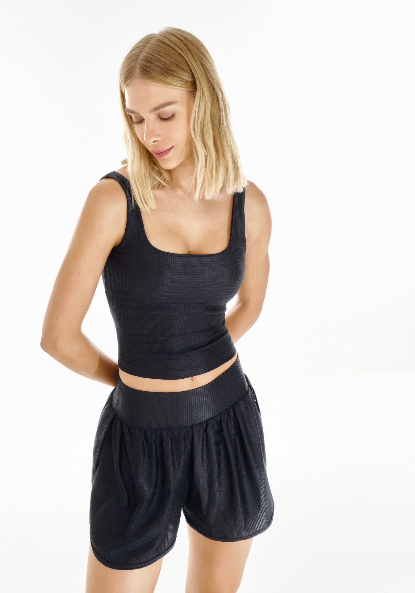 Top cropped texturizado MOVE con escote cuadrado y tirantes