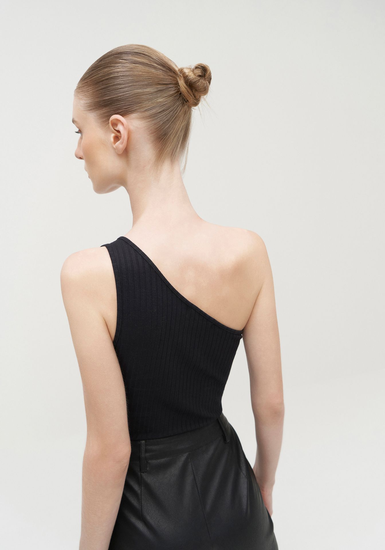 Top Asimétrico Acanalado Mujer