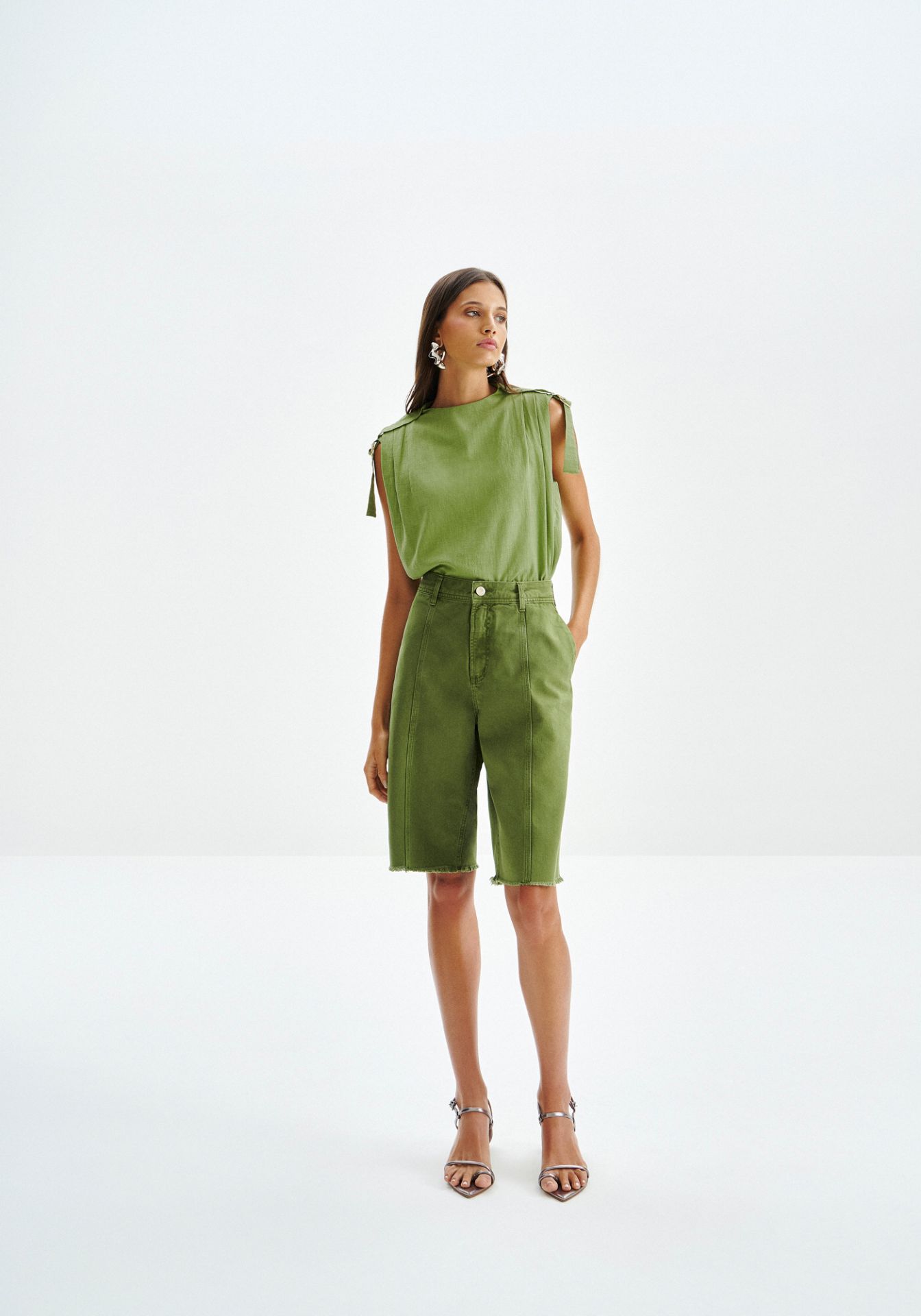 Shorts de Sarga de Cintura Alta | Estilo Versátil y Silueta Favorecedora
