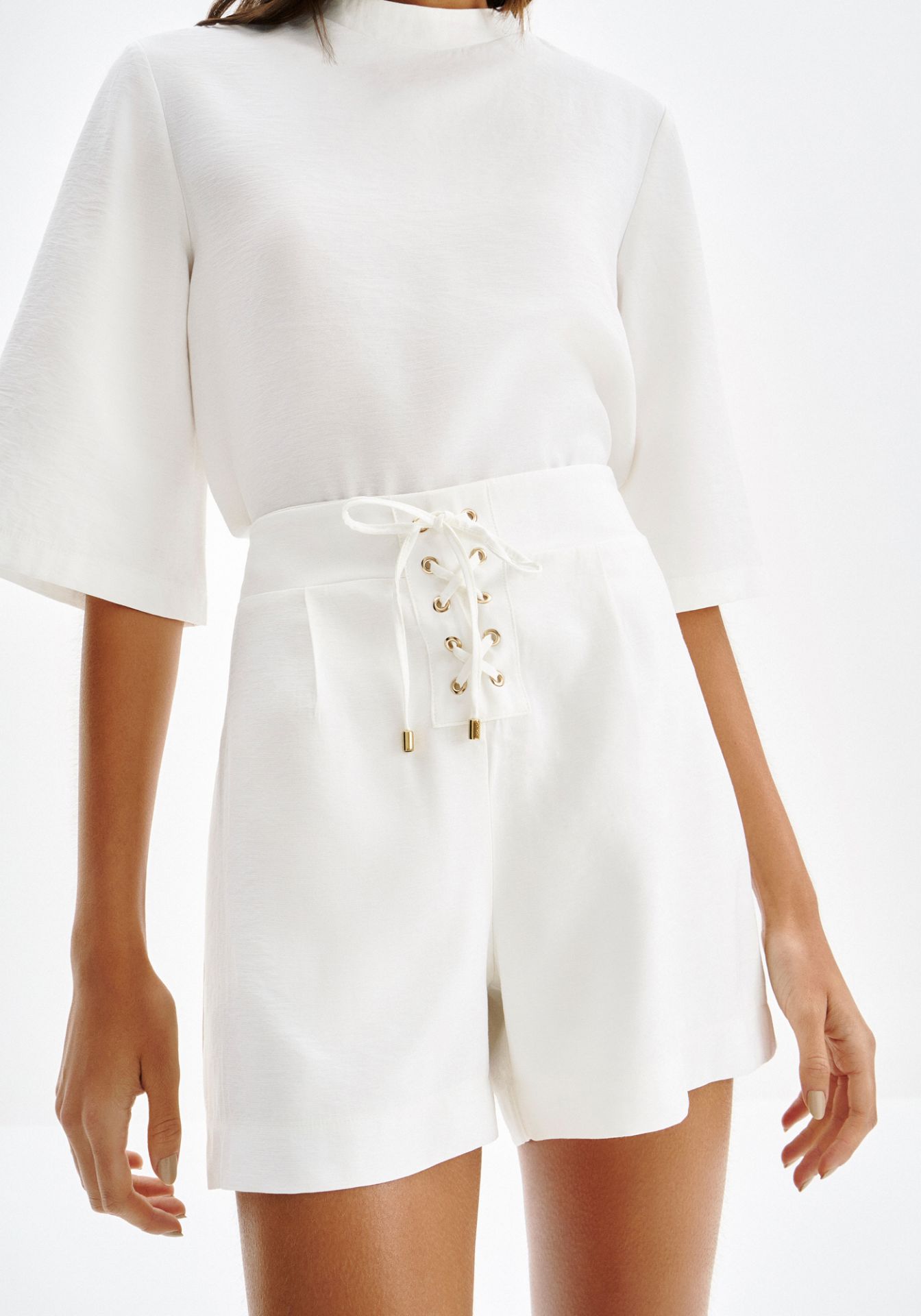 Short blanco Lez a Lez con detalle lace-up y corte alto: estilo elegante y versátil