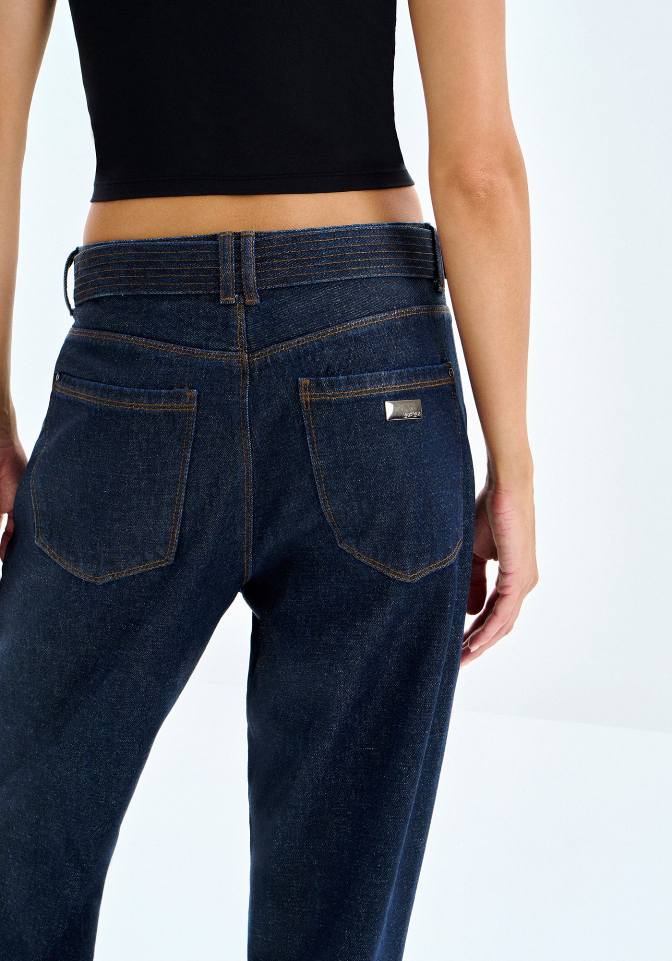  Jeans rectos de tiro alto con cinturón 