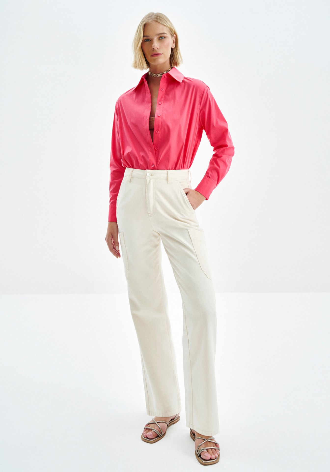 Pantalón Recto de Sarga Off-White con Bolsillos Cargo | Elegancia Funcional para Mujer