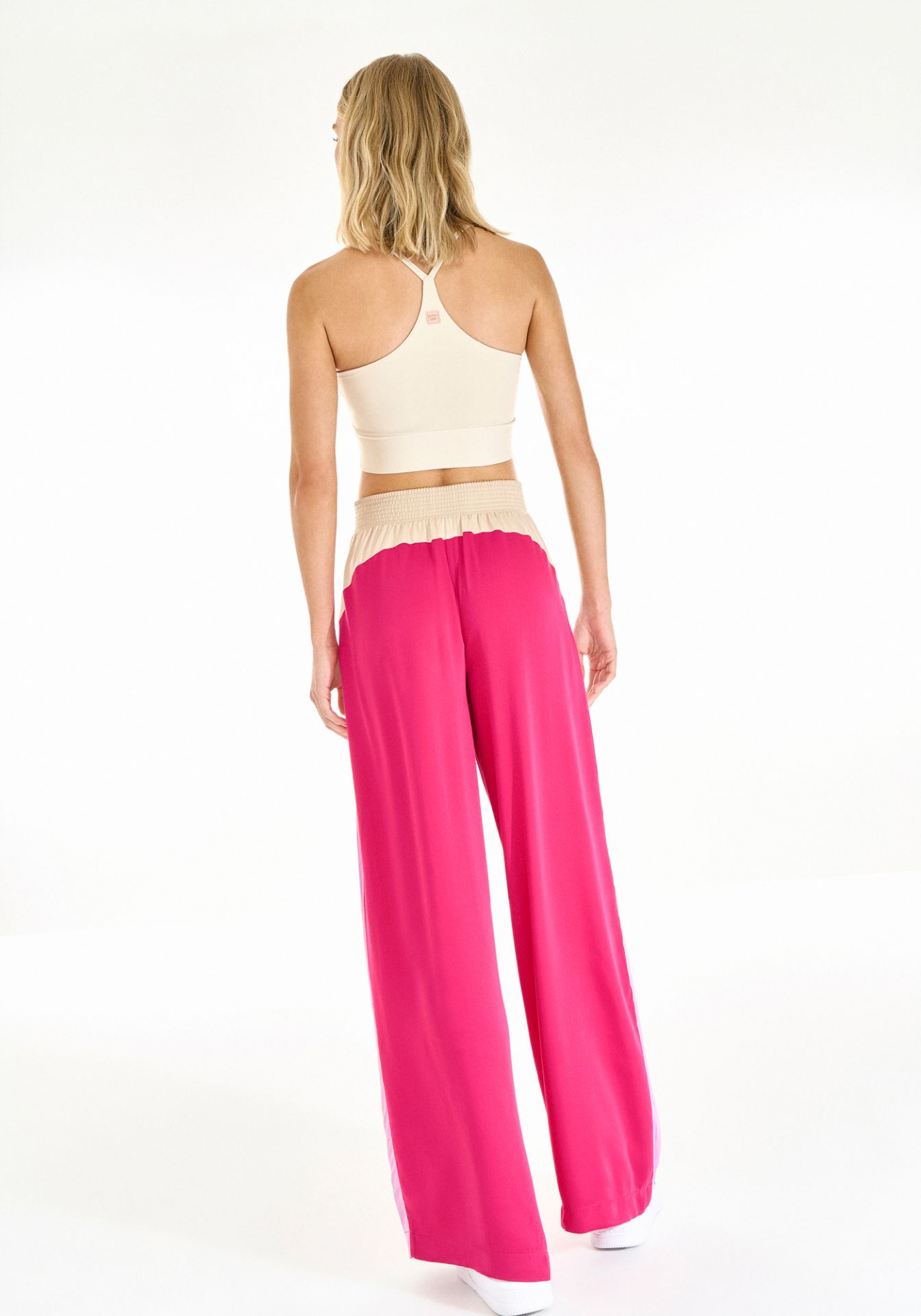 Pantalón MOVE Fitness con Recortes Modernos