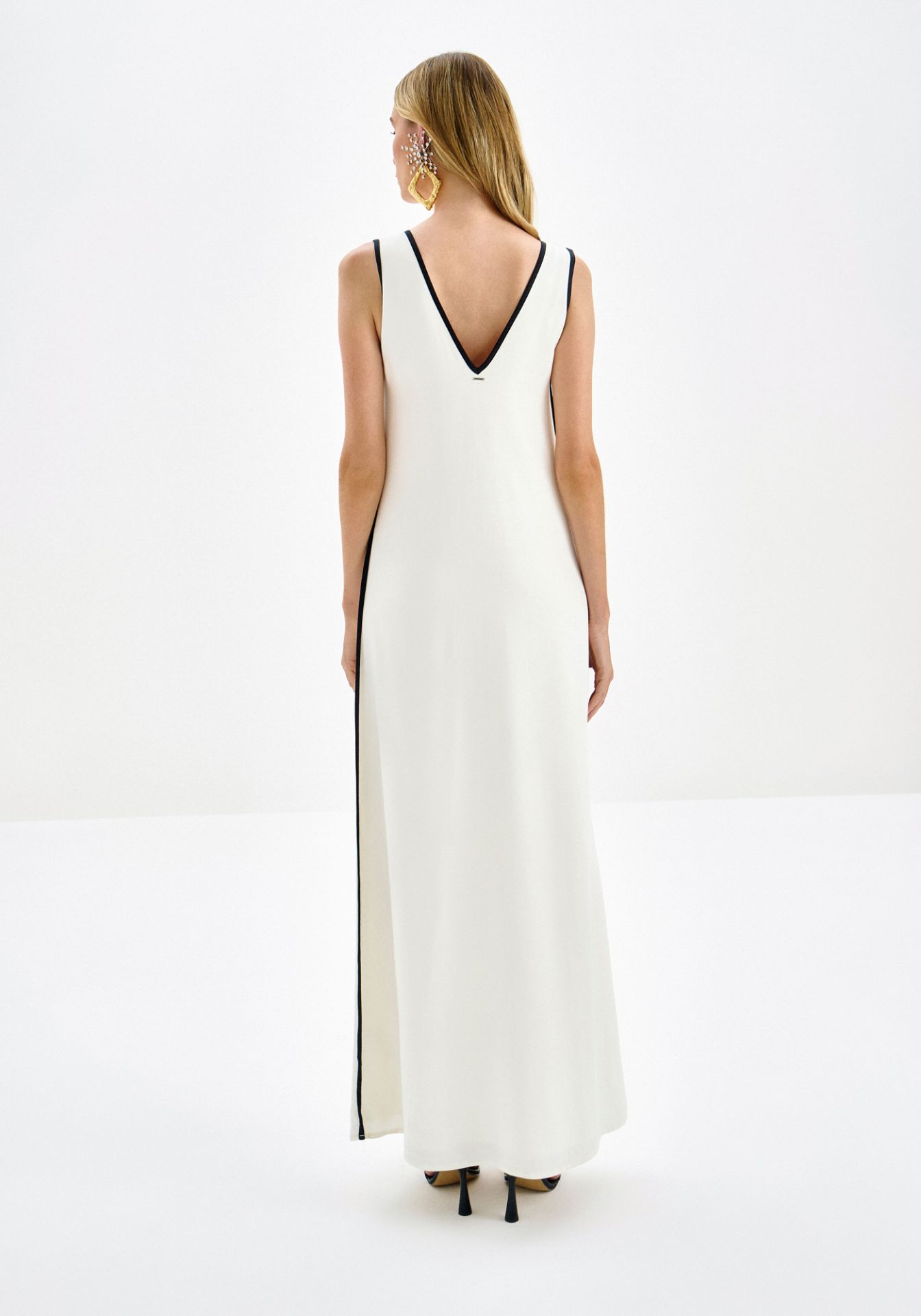 Vestido midi con aberturas laterales y escote halter chic