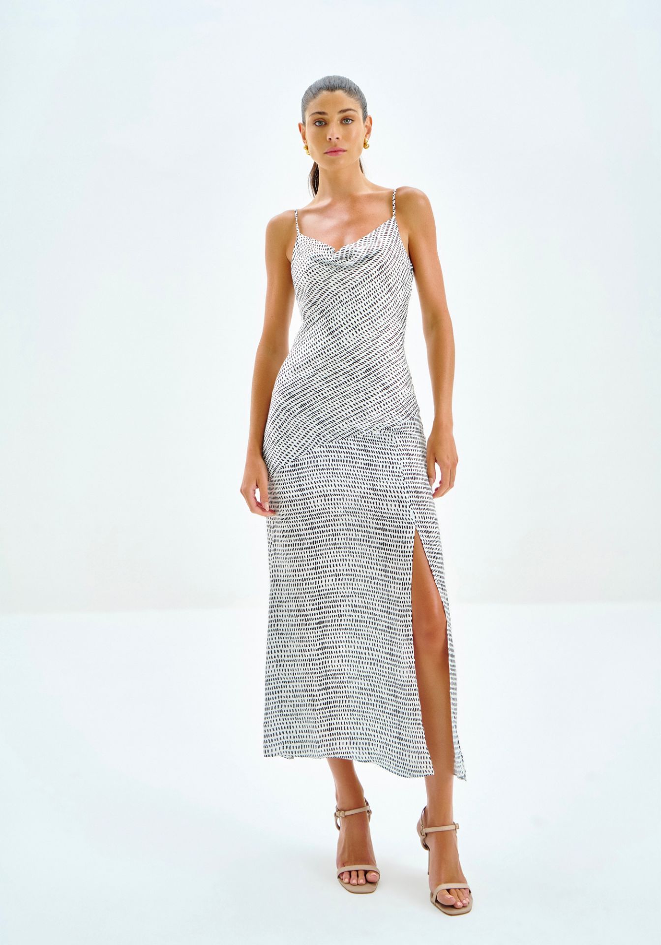 Vestido midi de chiffon con escote degagê y estampado fino.