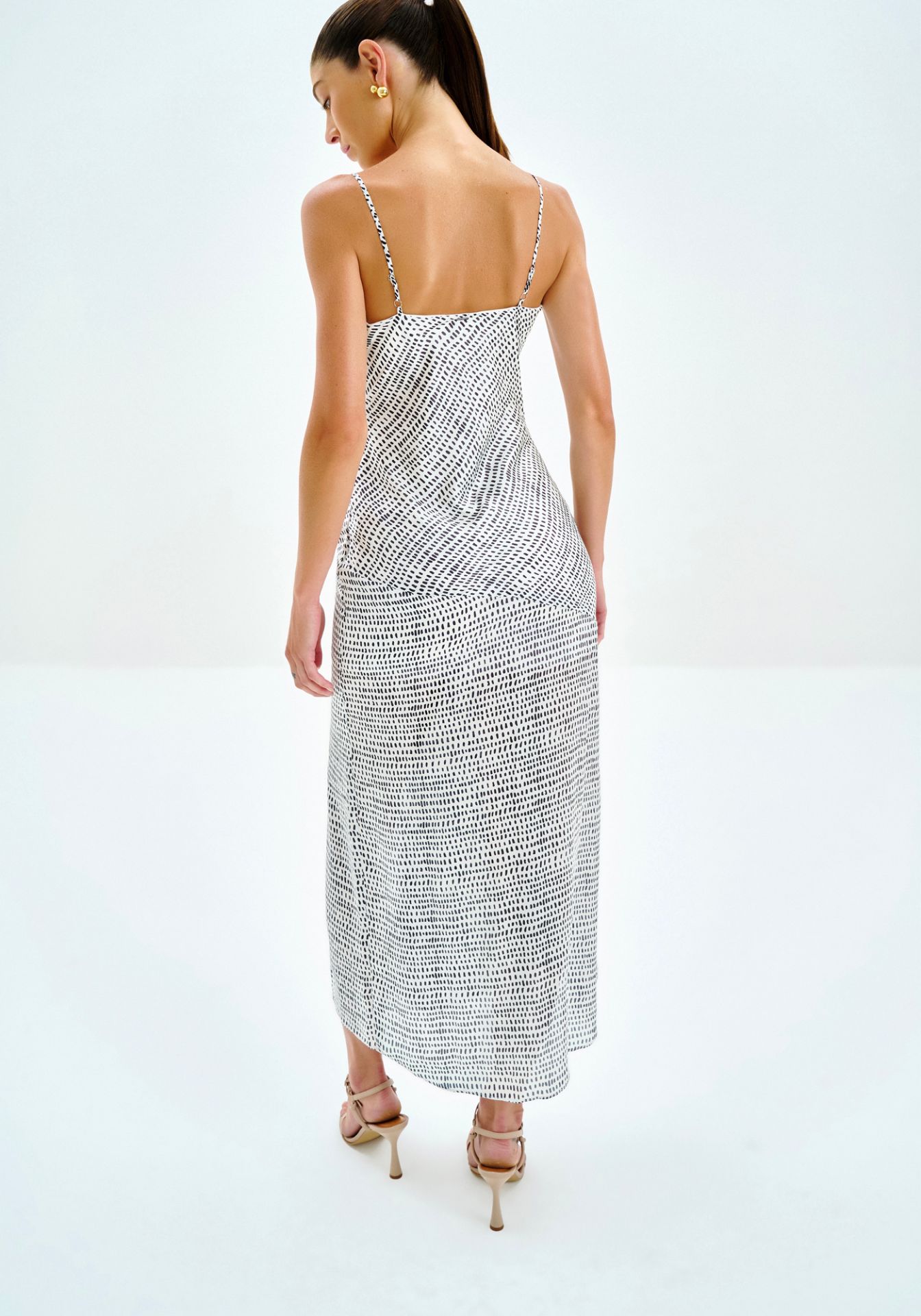 Vestido midi de chiffon con escote degagê y estampado fino.  