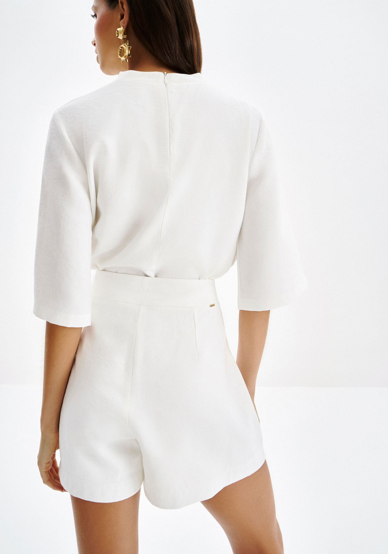 Short blanco Lez a Lez con detalle lace-up y corte alto: estilo elegante y versátil
