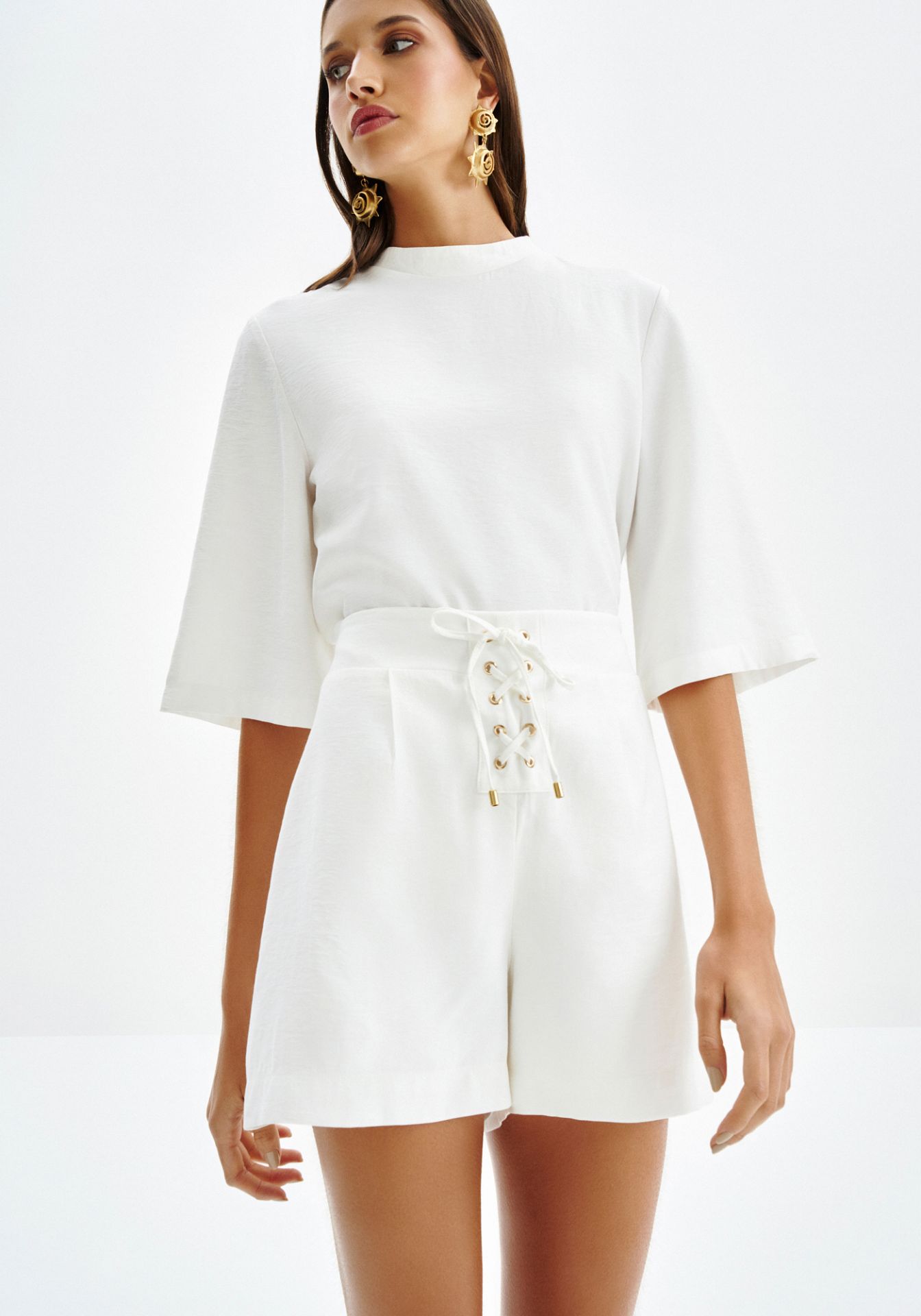 Short blanco Lez a Lez con detalle lace-up y corte alto: estilo elegante y versátil