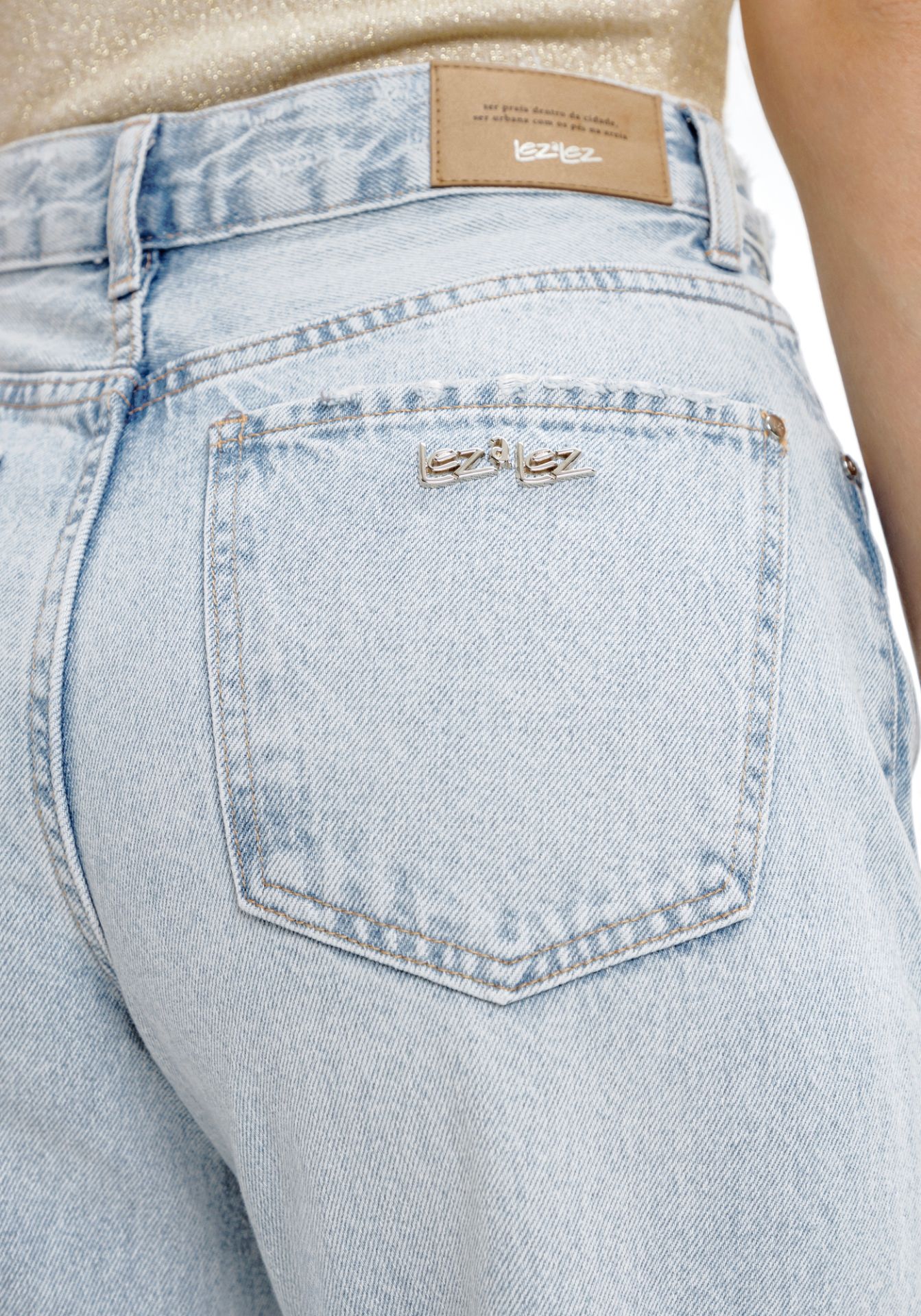 Jeans de pierna ancha con dobladillo deshilachado