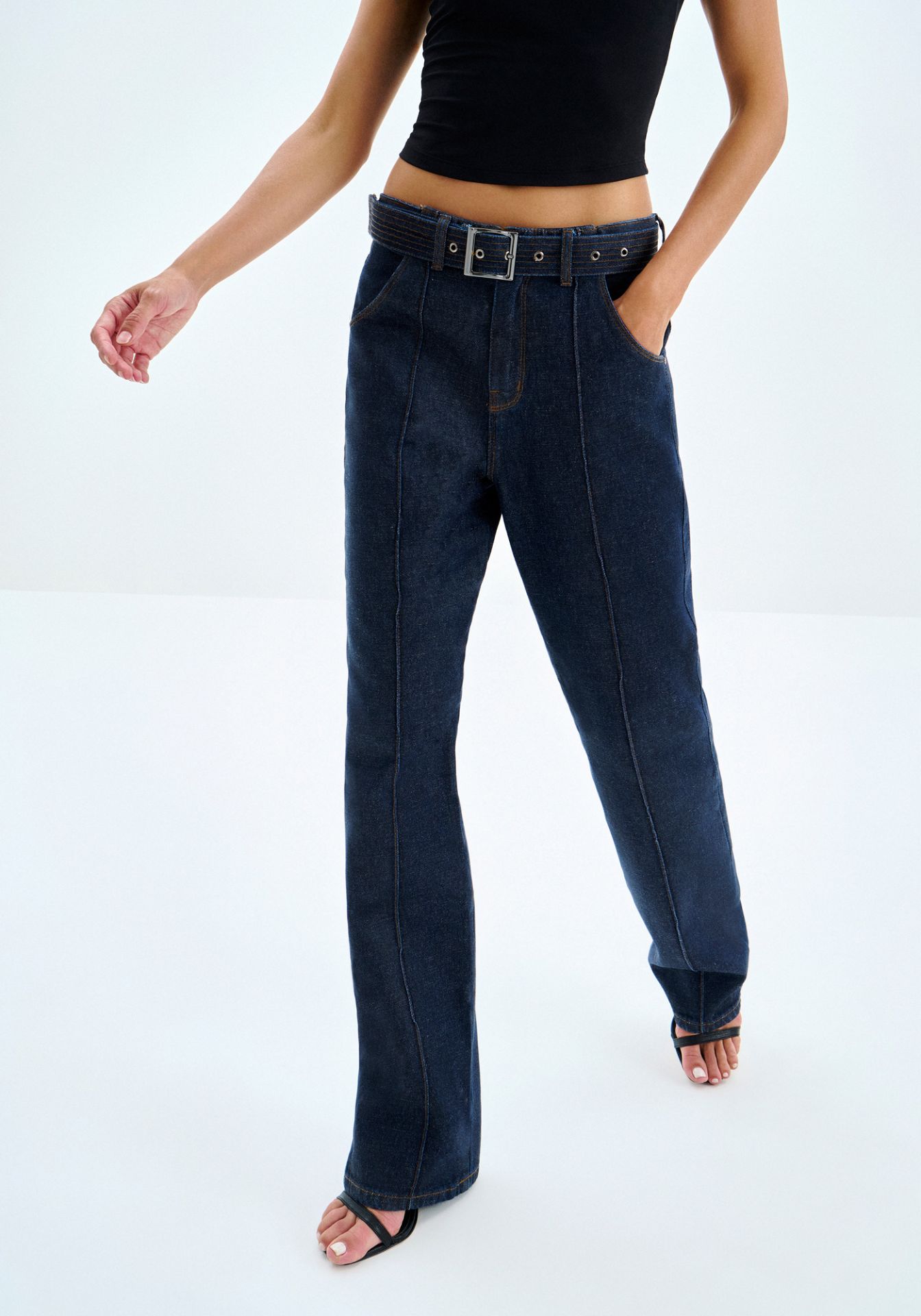  Jeans rectos de tiro alto con cinturón 