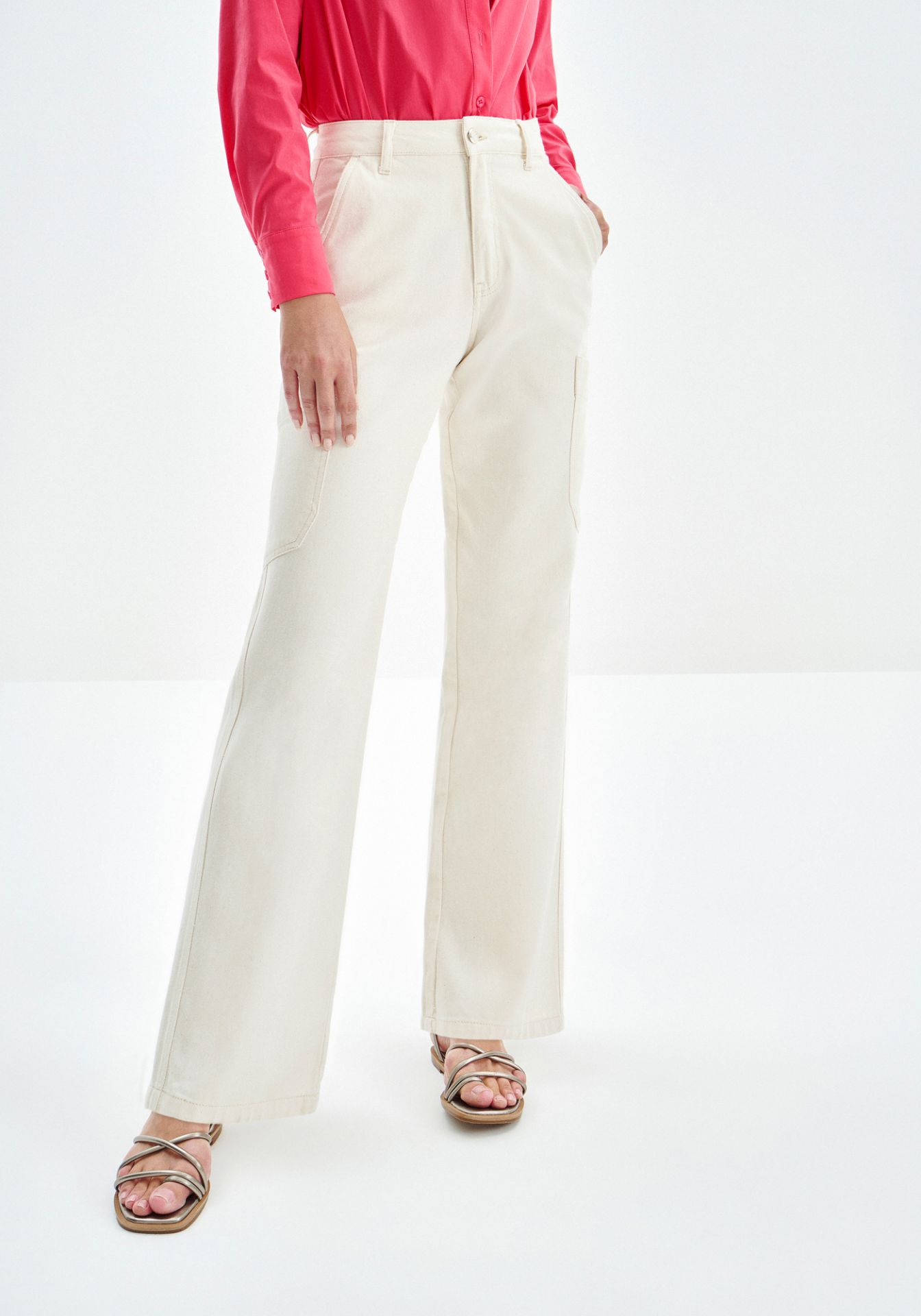Pantalón Recto de Sarga Off-White con Bolsillos Cargo | Elegancia Funcional para Mujer