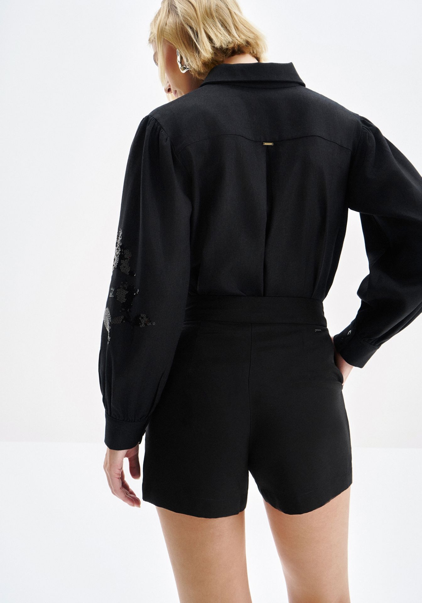 Shorts de cintura alta con corte minimalista y estructura sastre