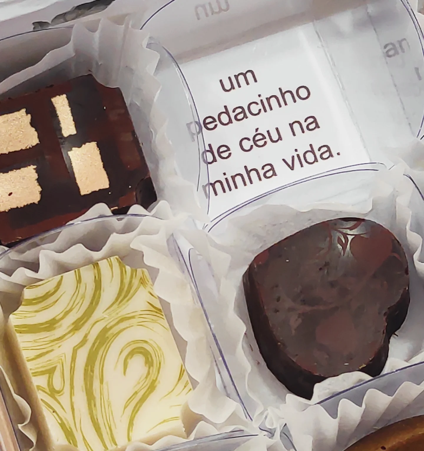 Caixa floral presenteavel com bombons artesanais 