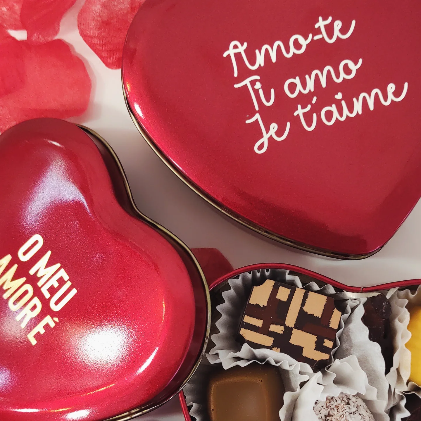 Lata personalizada em formato de coração com 8 bombons artesanais