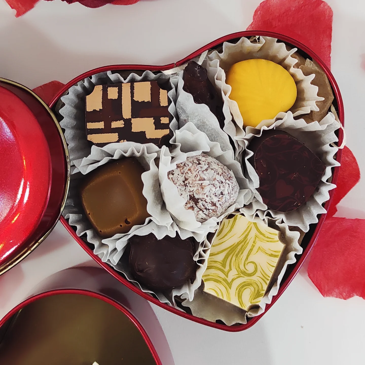 Lata personalizada em formato de coração com 8 bombons artesanais