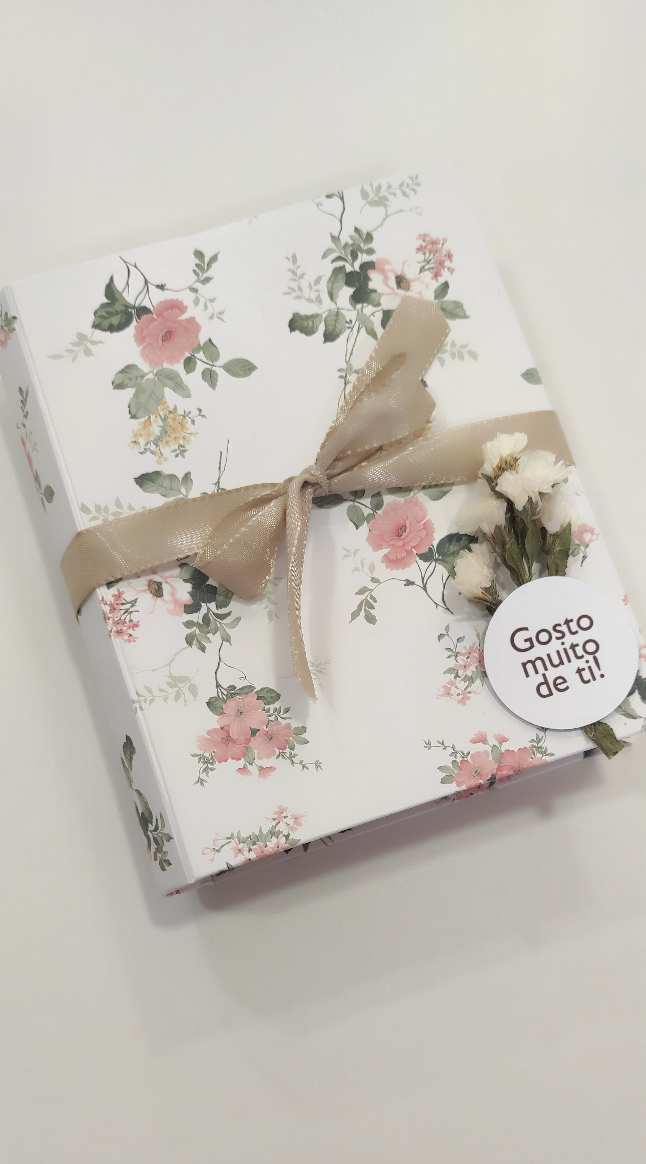 Caixa floral presenteavel com bombons artesanais 