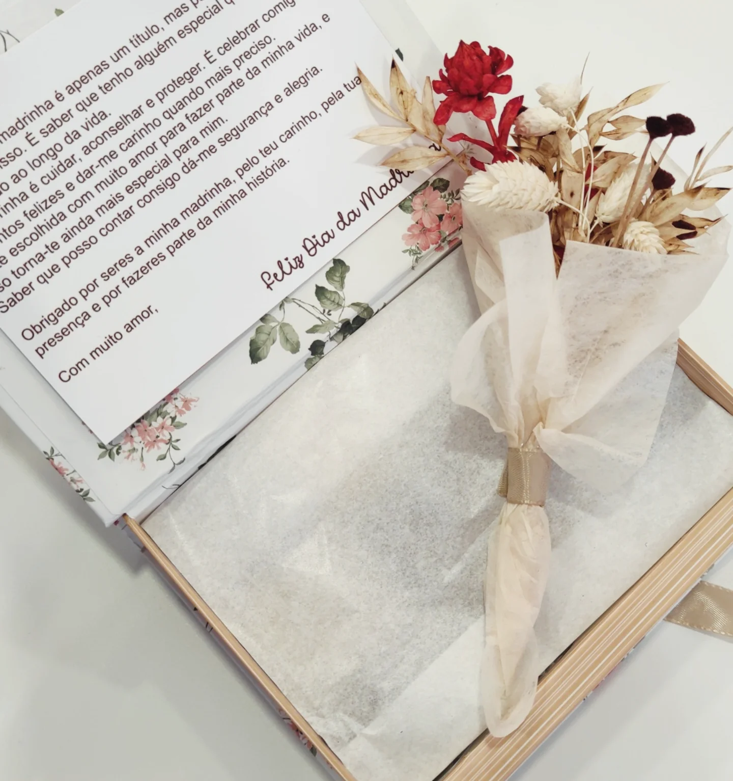 Caixa floral presenteavel com bombons artesanais 