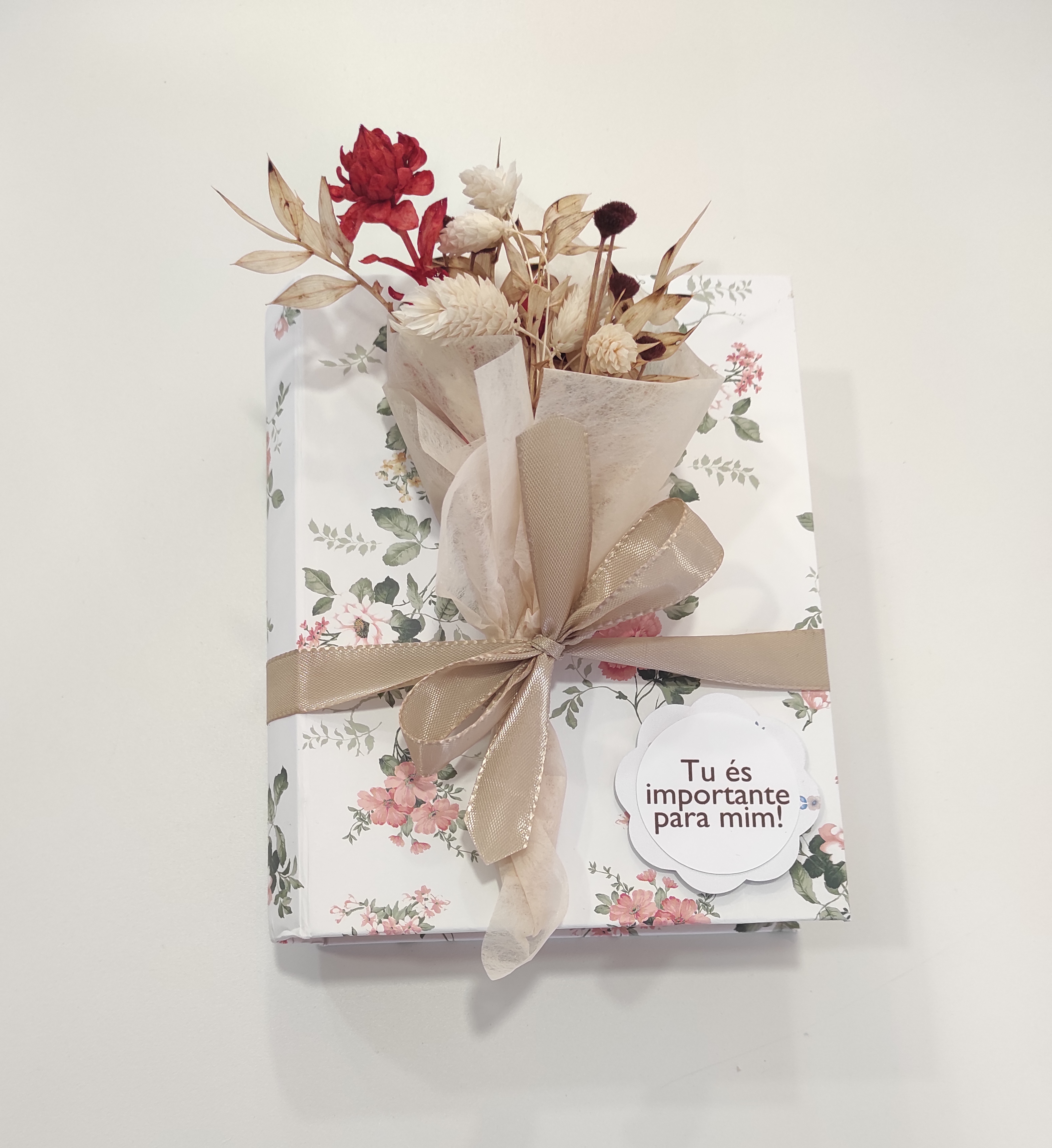 Caixa floral presenteavel com bombons artesanais 