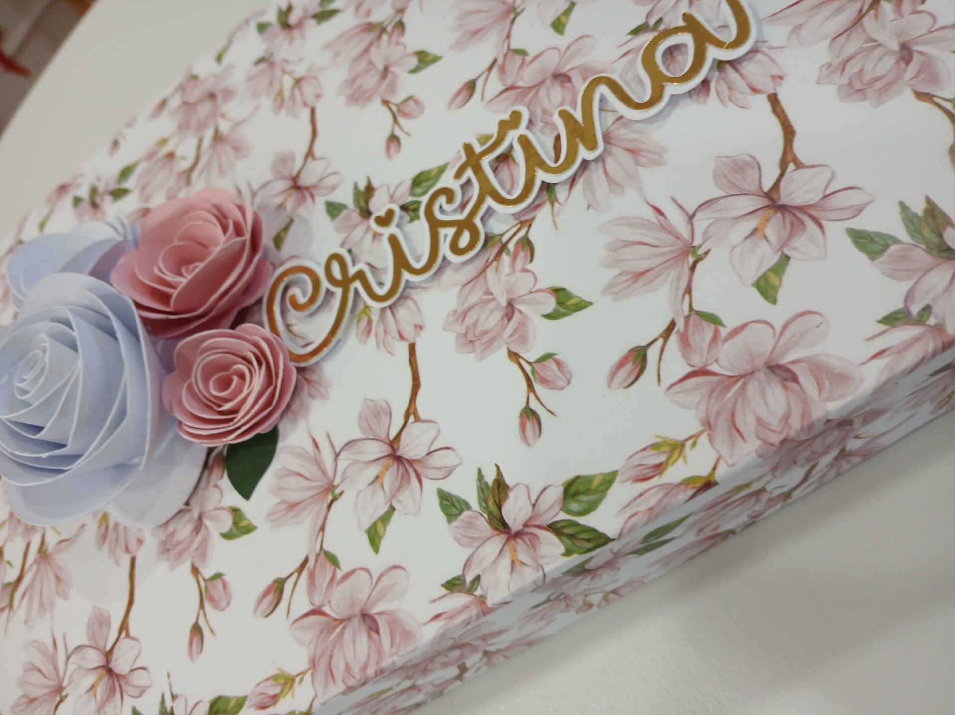 Caixa livro Personalizada com Flores de Papel