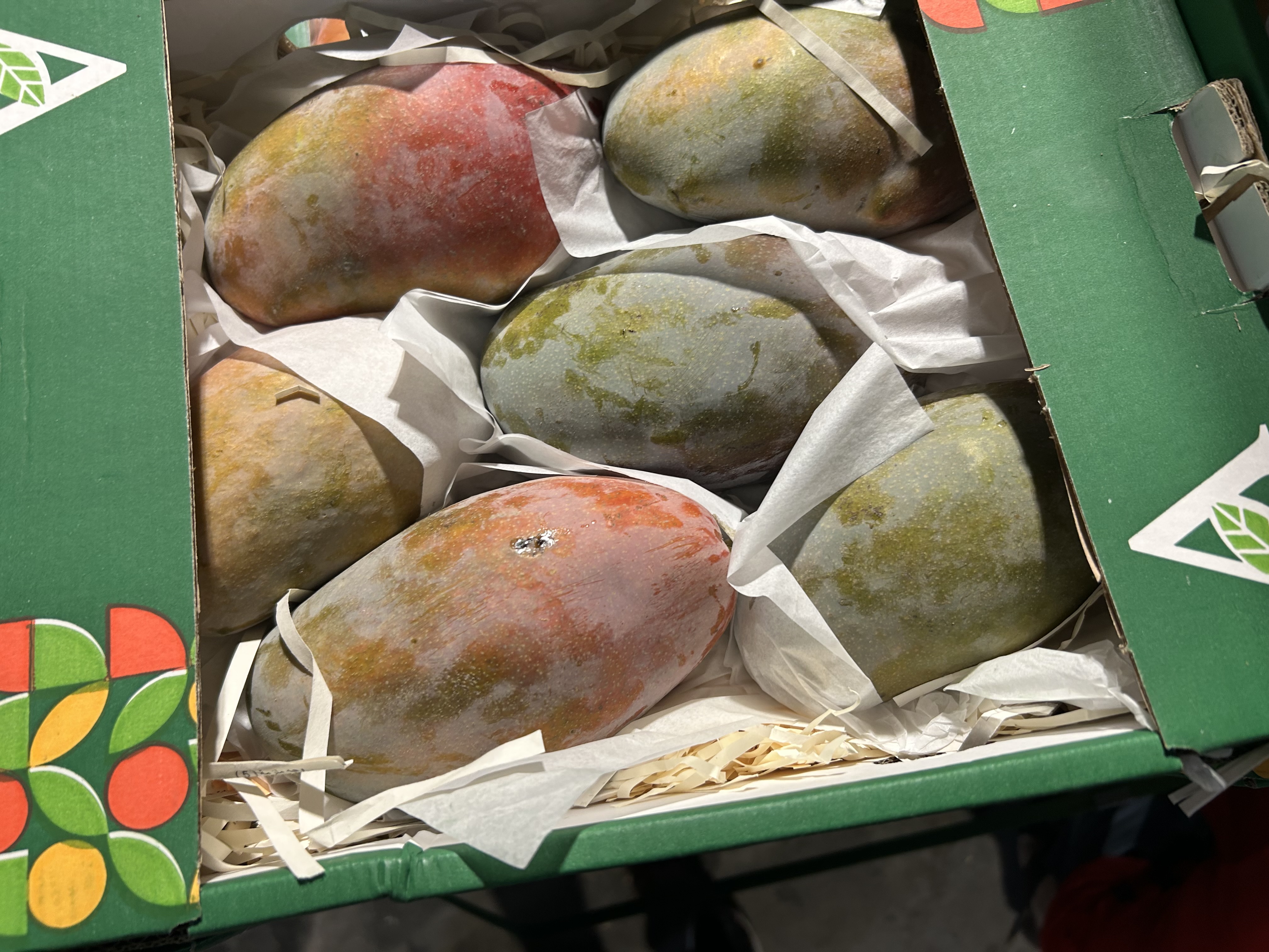 Fresh Organic Mangoes Box