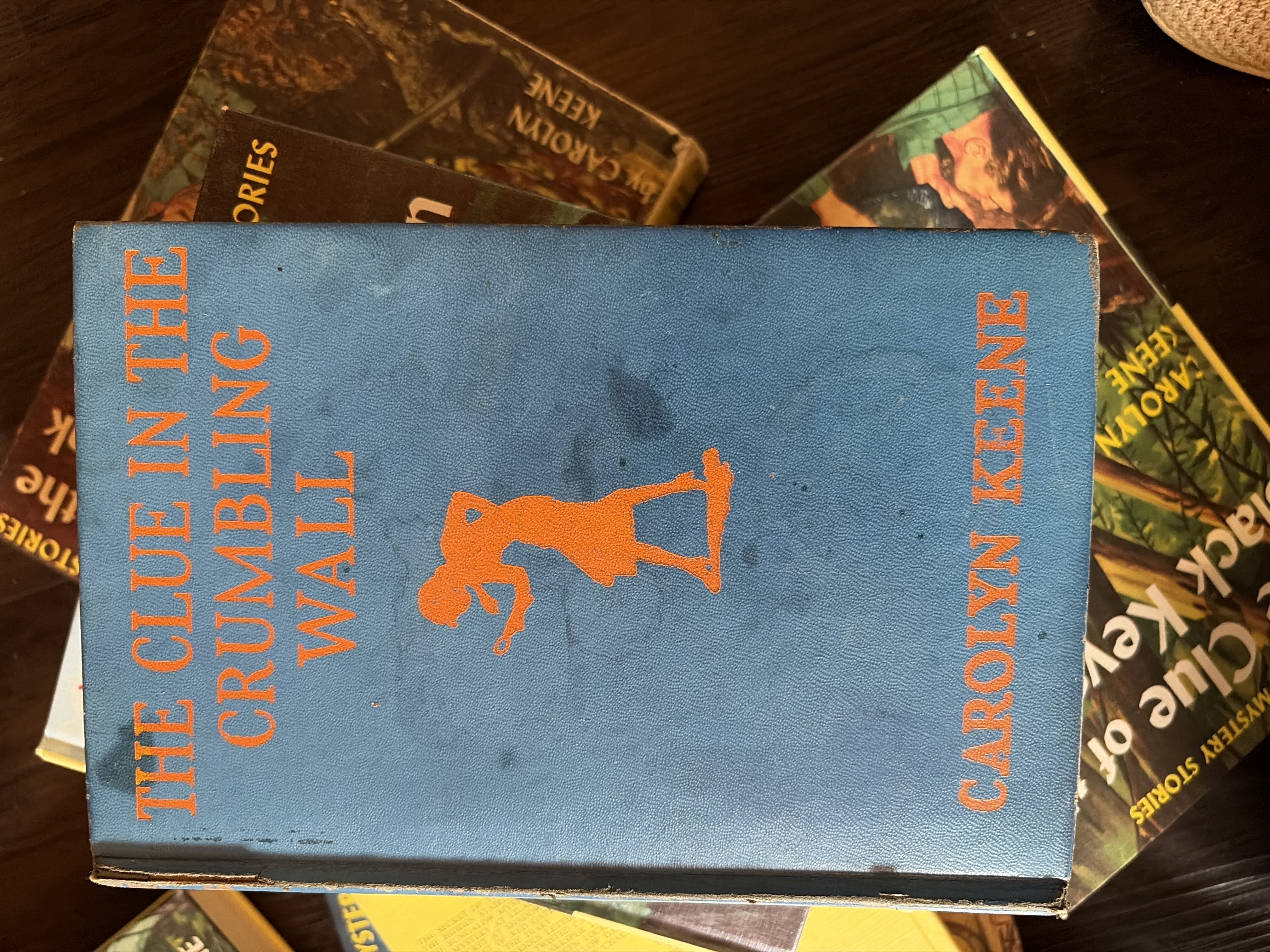 The Clue in the Crumbling Wall (Hardcover Book)