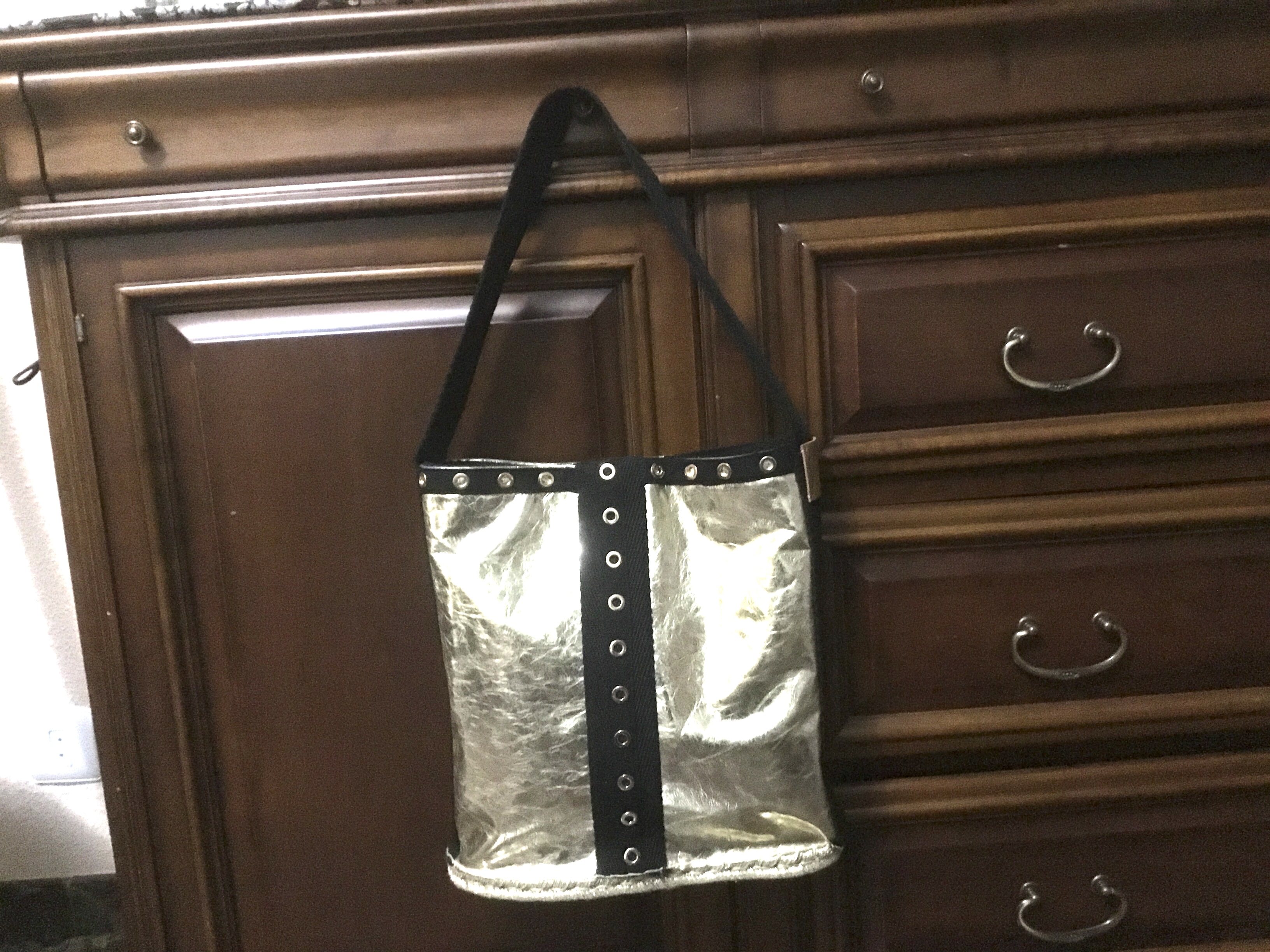 Bolso metálico dorado
