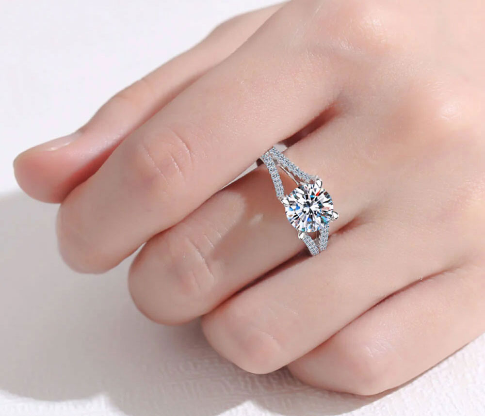 925% Sterling Silver Elegant Solitaire Ring