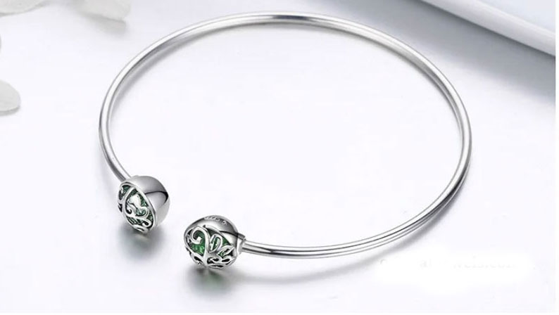 Elegant 925% Sterling Silver Bangle Bracelet