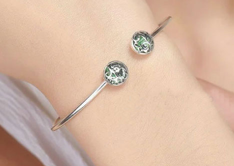 Elegant 925% Sterling Silver Bangle Bracelet