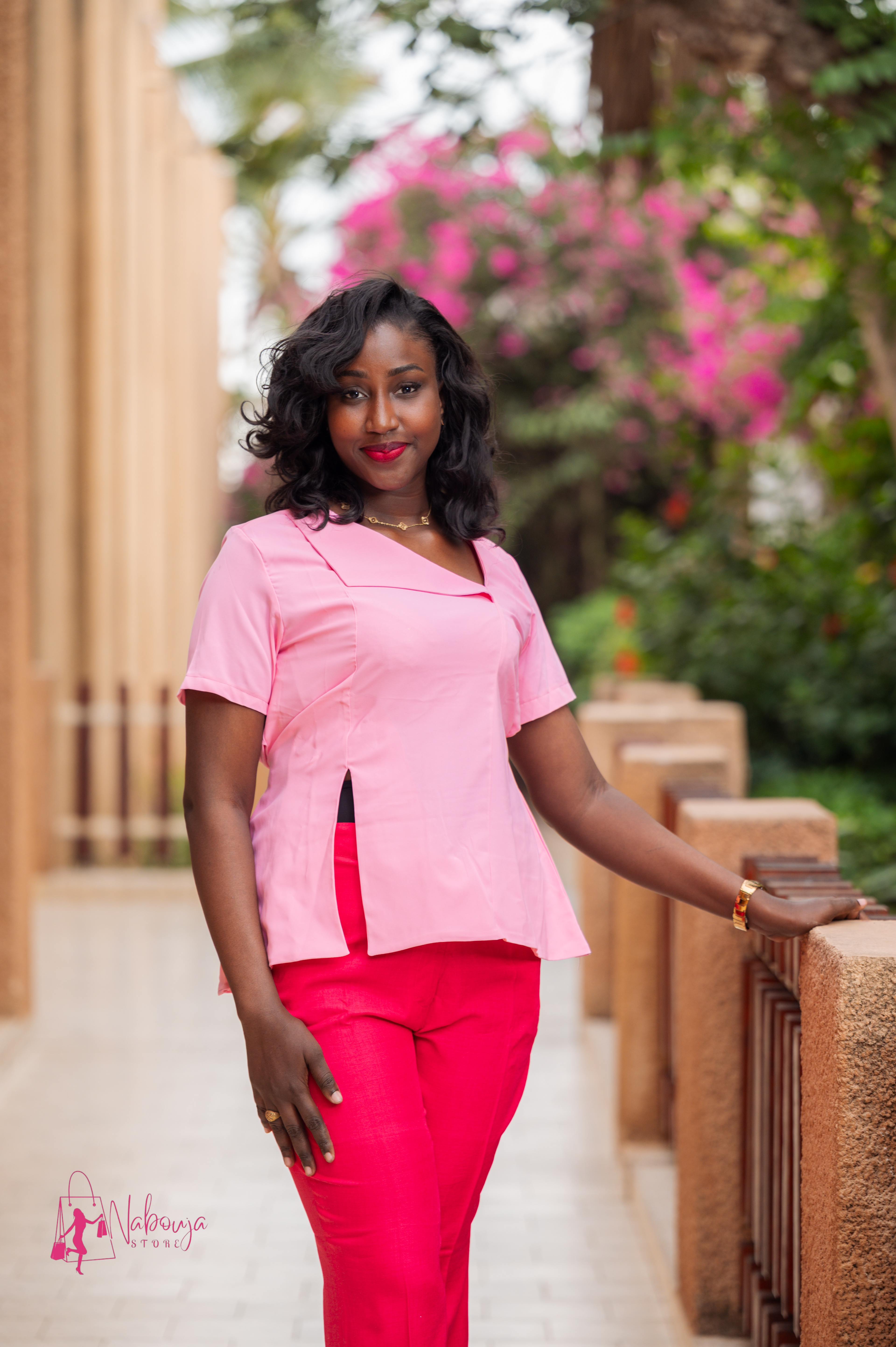 Tenue élégante femme rose